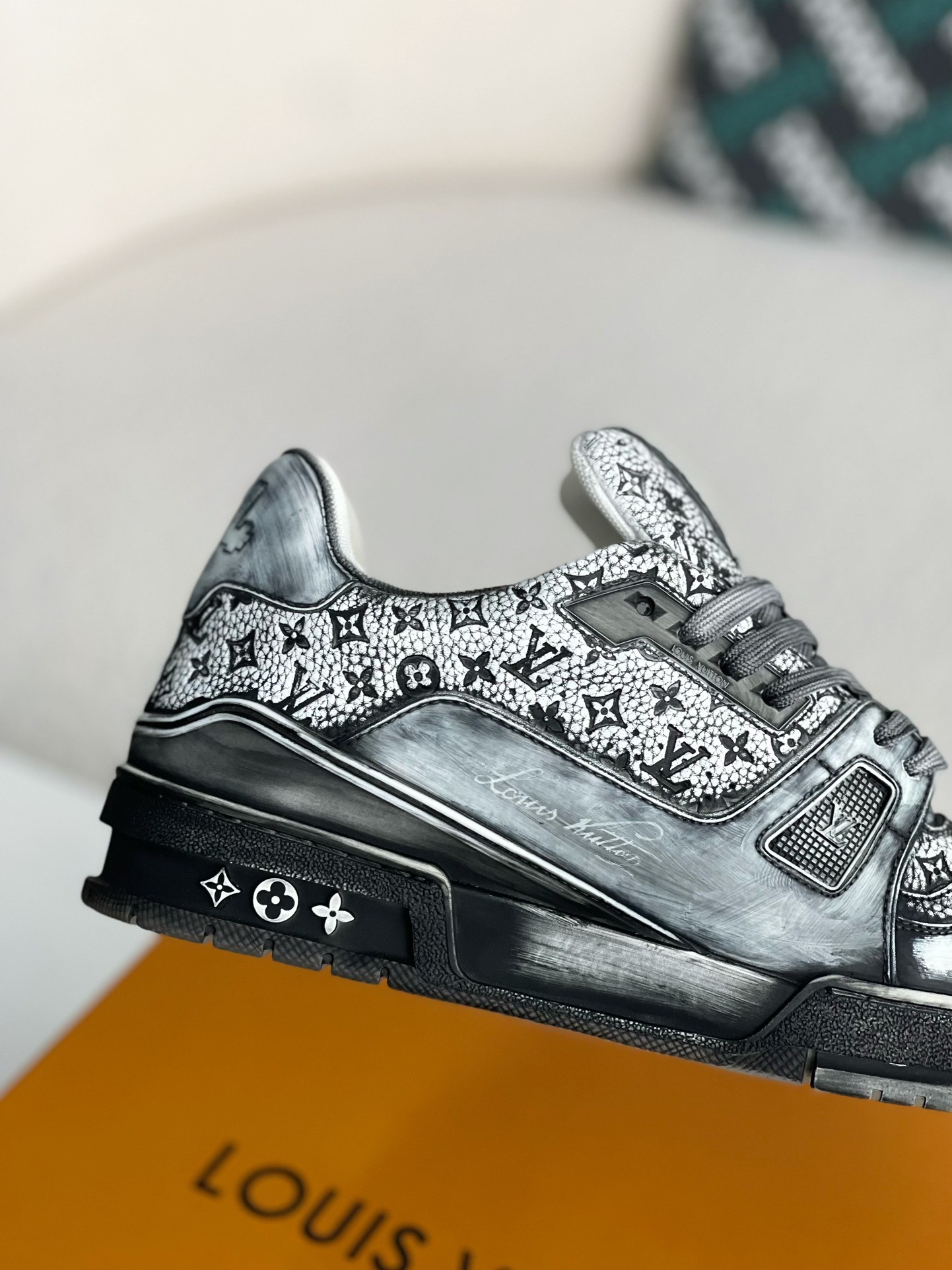 LOUIS VUITTON SNEAKERS