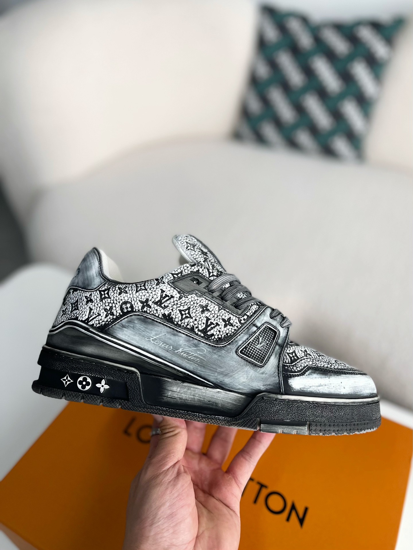 LOUIS VUITTON SNEAKERS