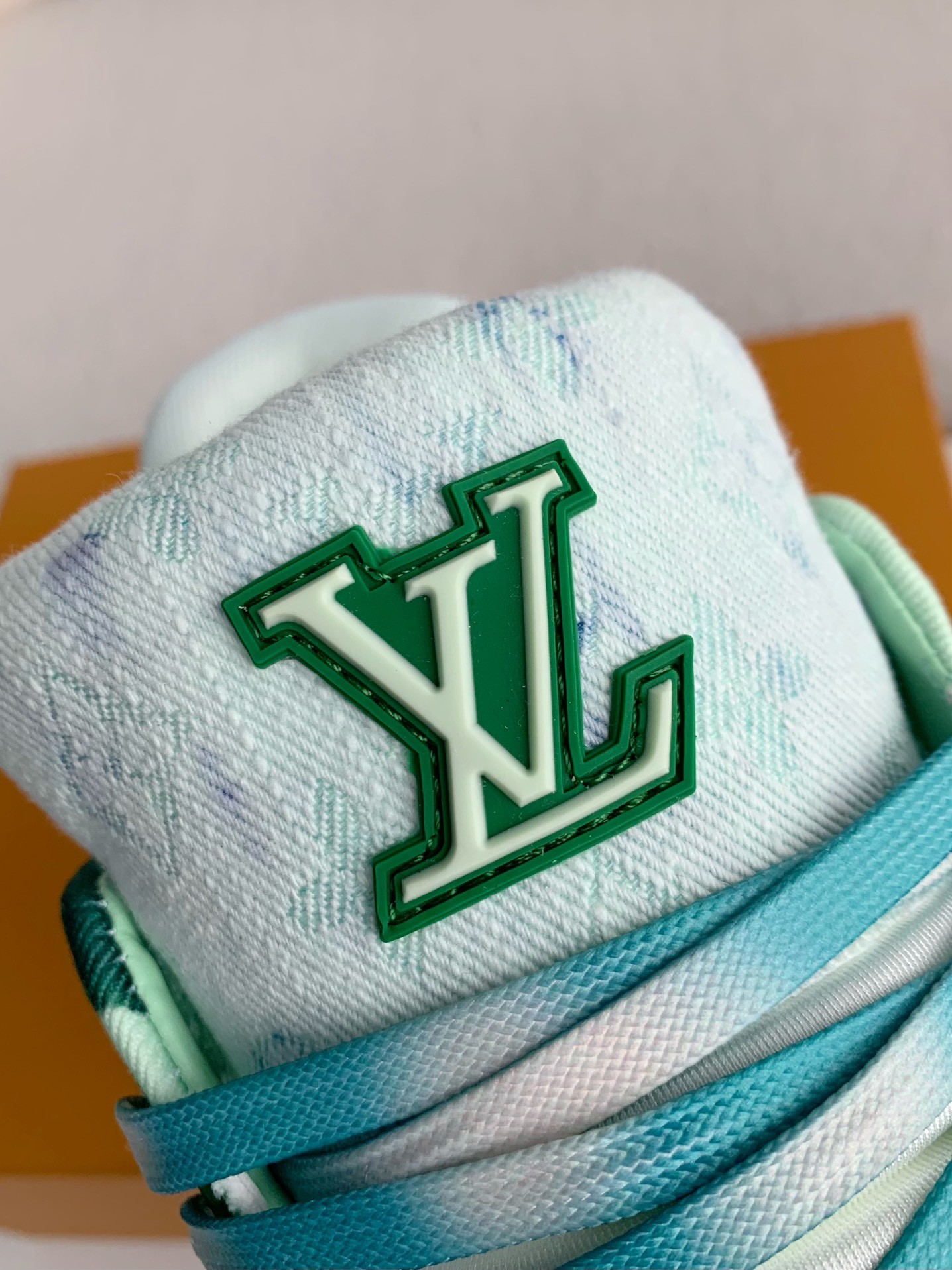 LOUIS VUITTON SNEAKERS