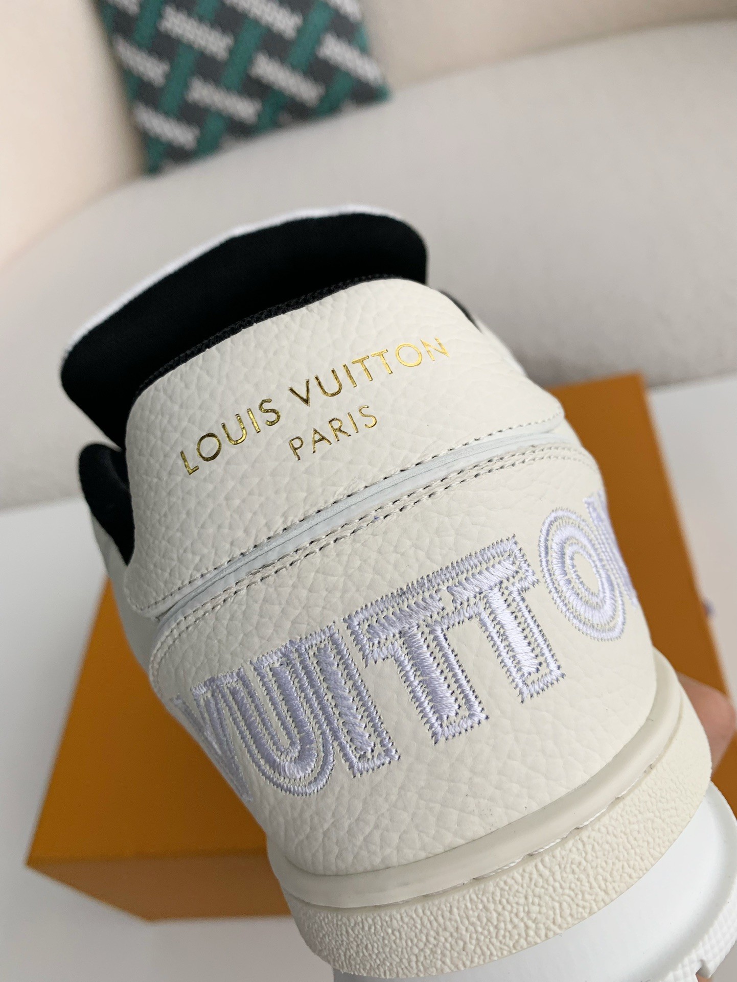 LOUIS VUITTON SNEAKERS