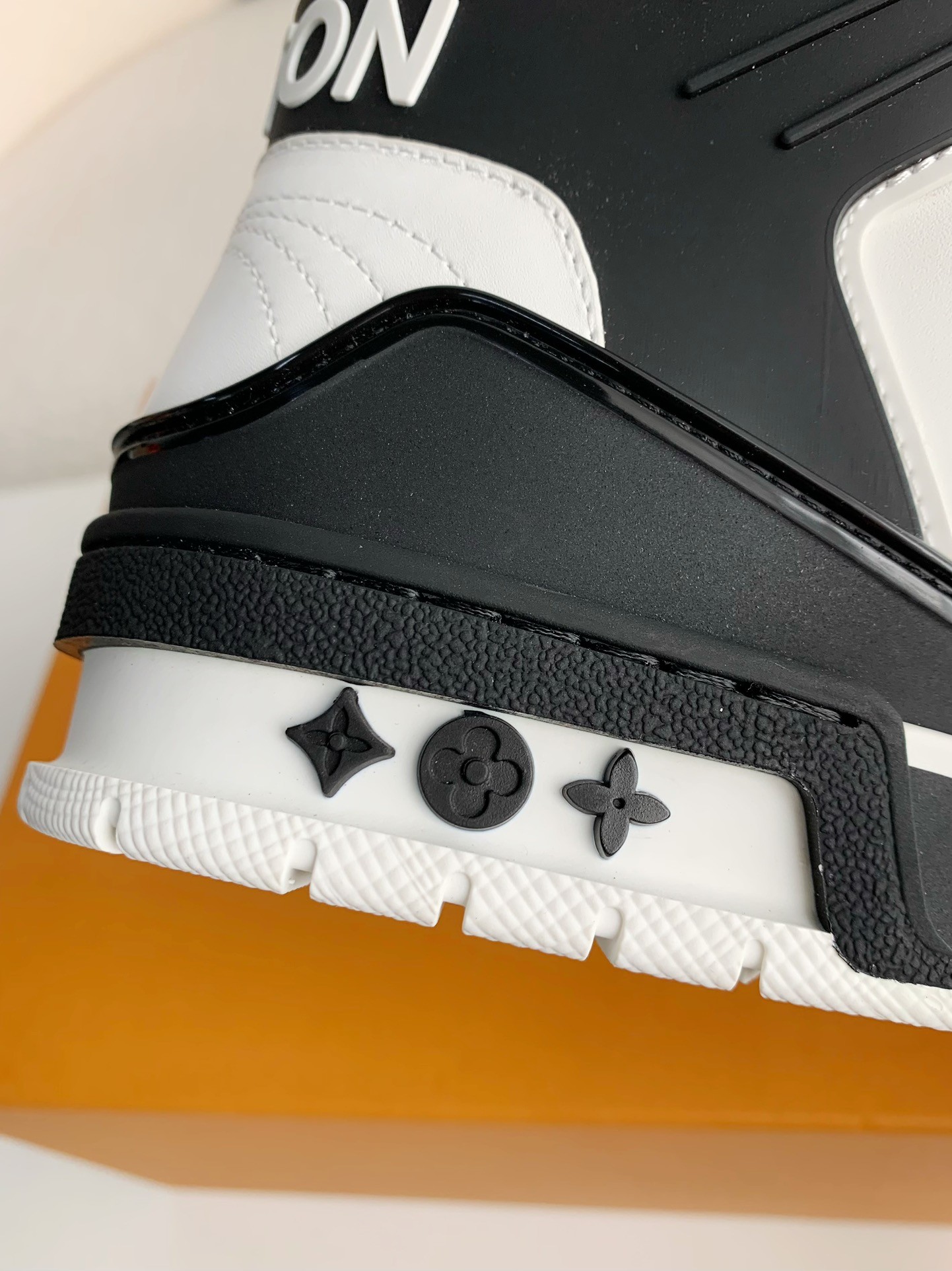 LOUIS VUITTON TRAINER SNEAKERS