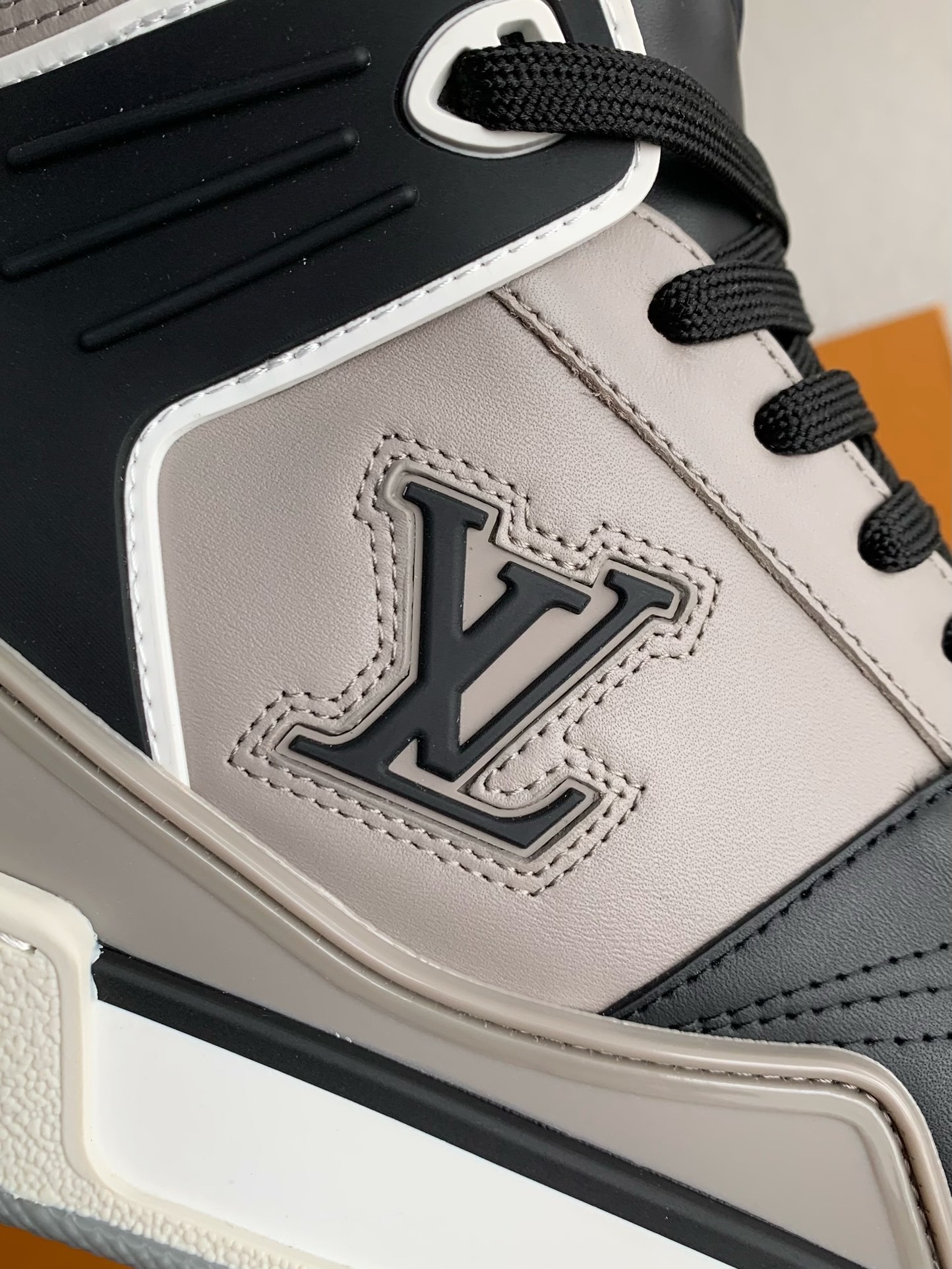 LOUIS VUITTON TRAINER SNEAKERS