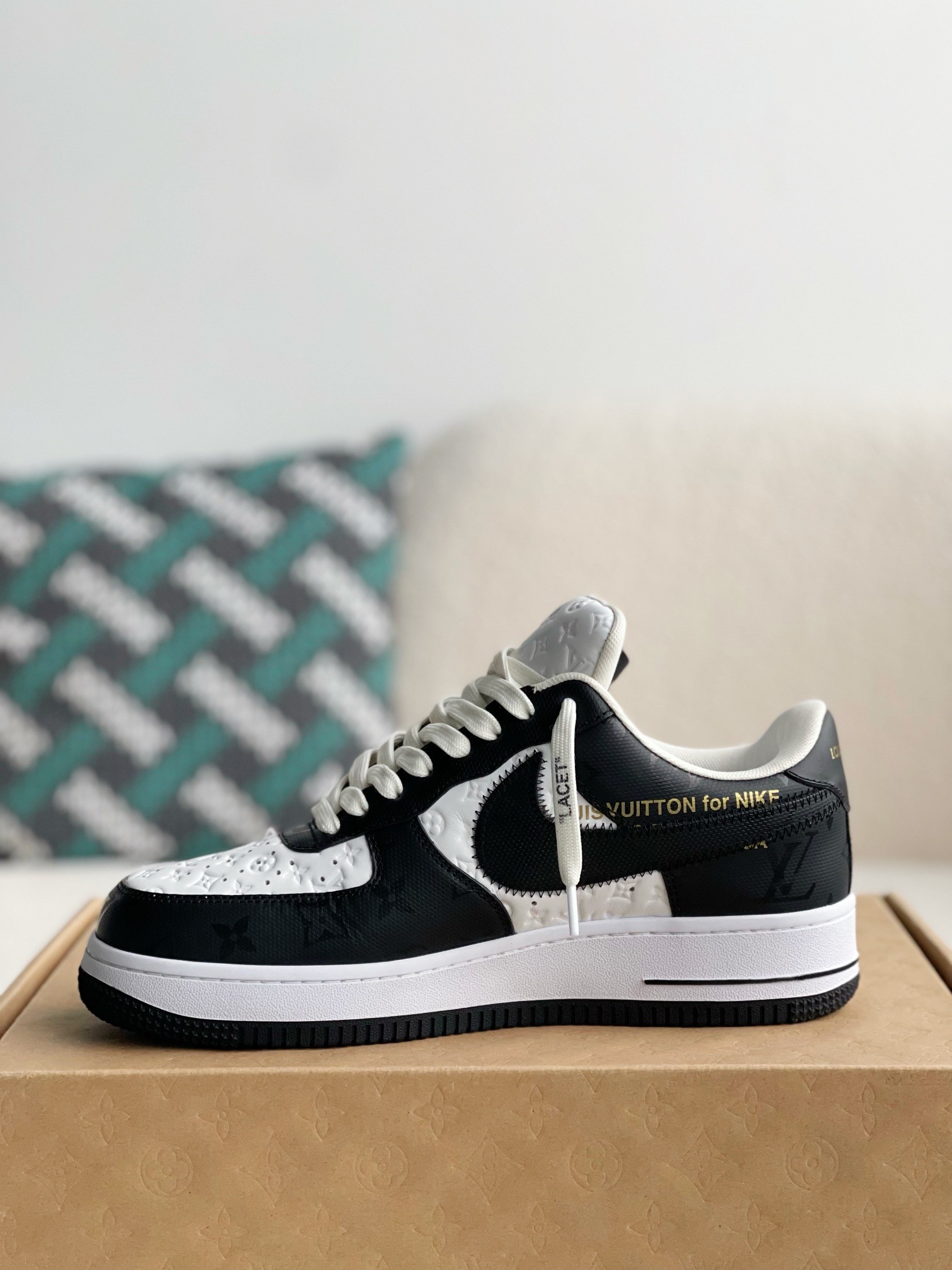 LOUIS VUITTON X NIKE AIR FORCE 1 Sneaker