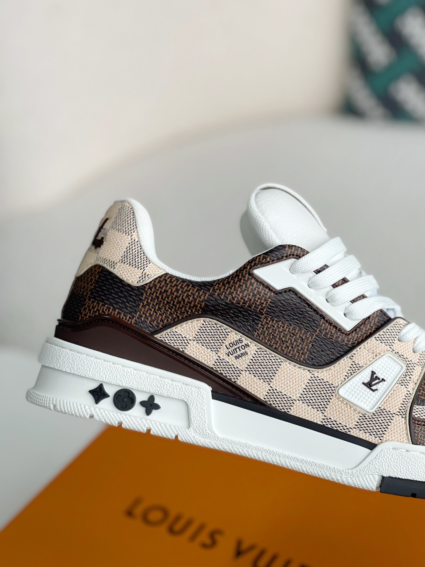 LOUIS VUITTON SNEAKERS