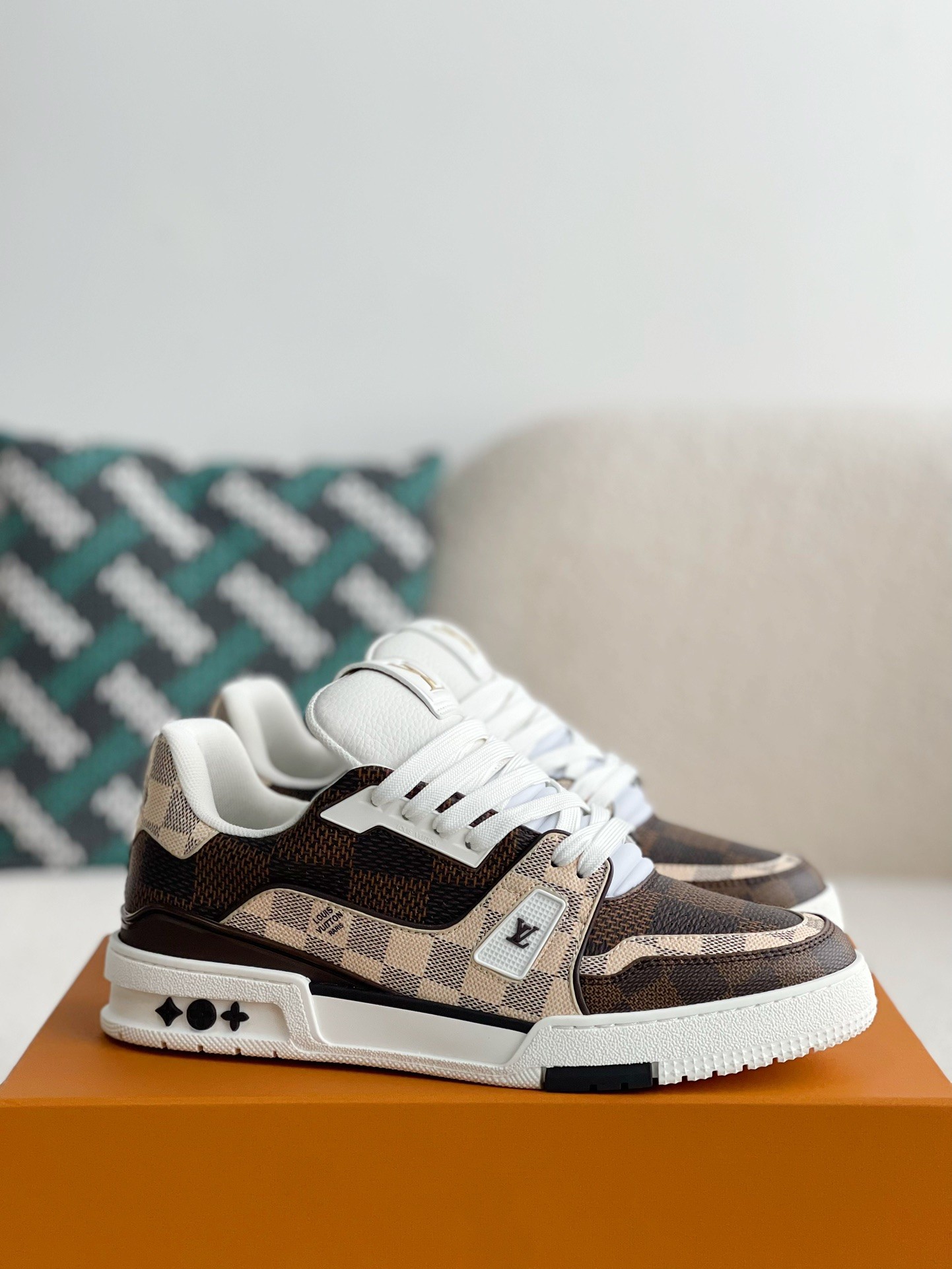 LOUIS VUITTON SNEAKERS