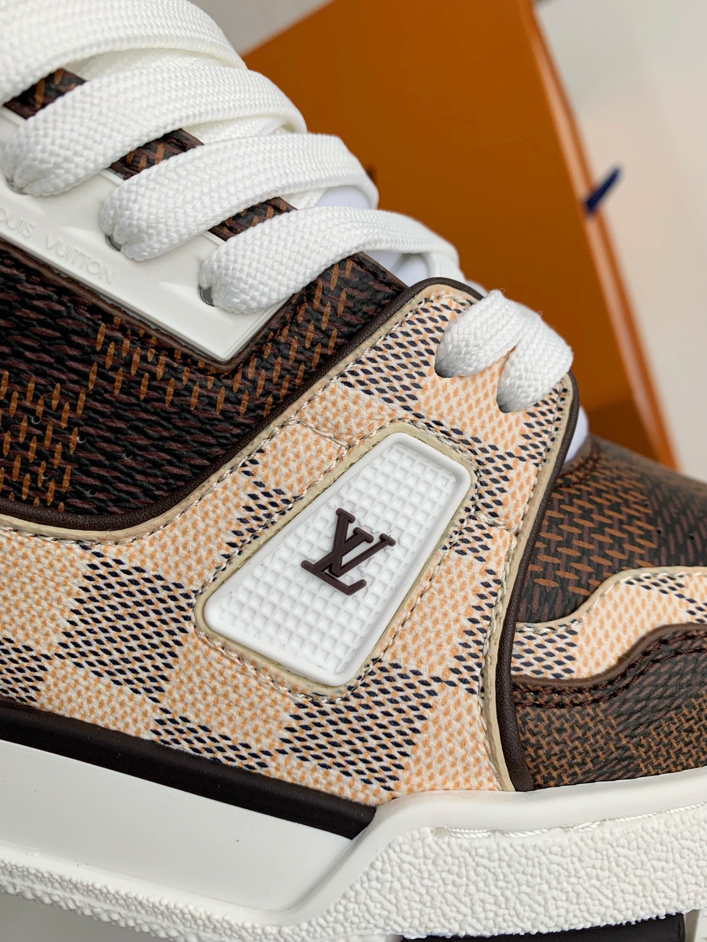 LOUIS VUITTON SNEAKERS