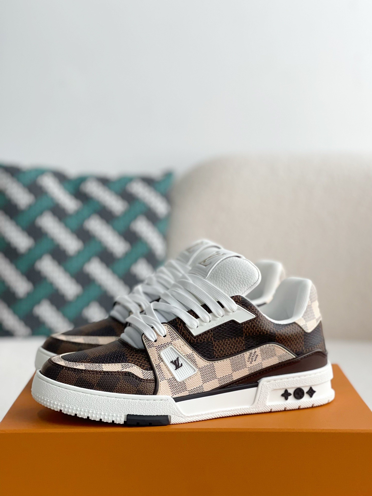 LOUIS VUITTON SNEAKERS