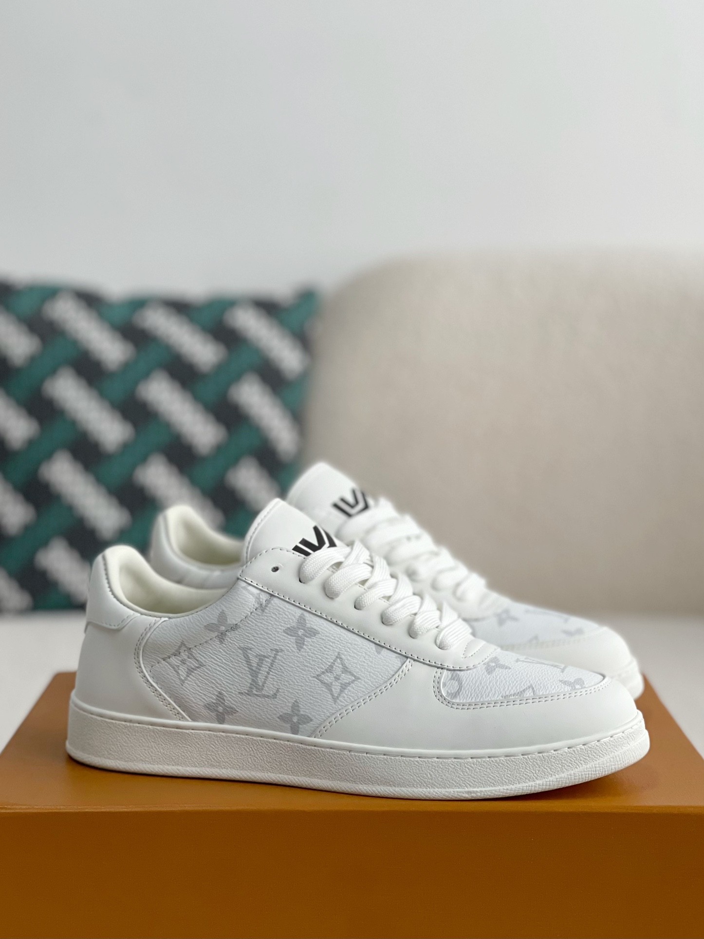 LOUIS VUITTON TRAINER SNEAKERS