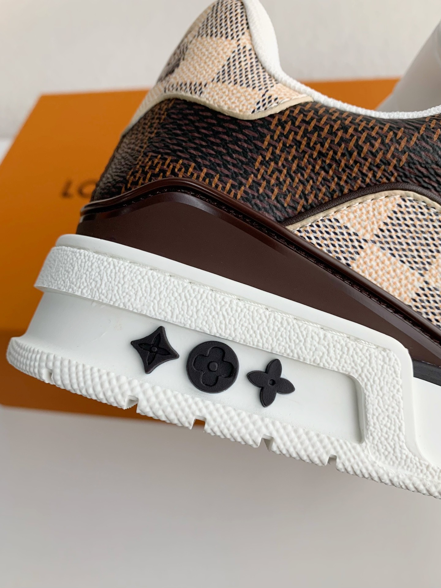 LOUIS VUITTON SNEAKERS