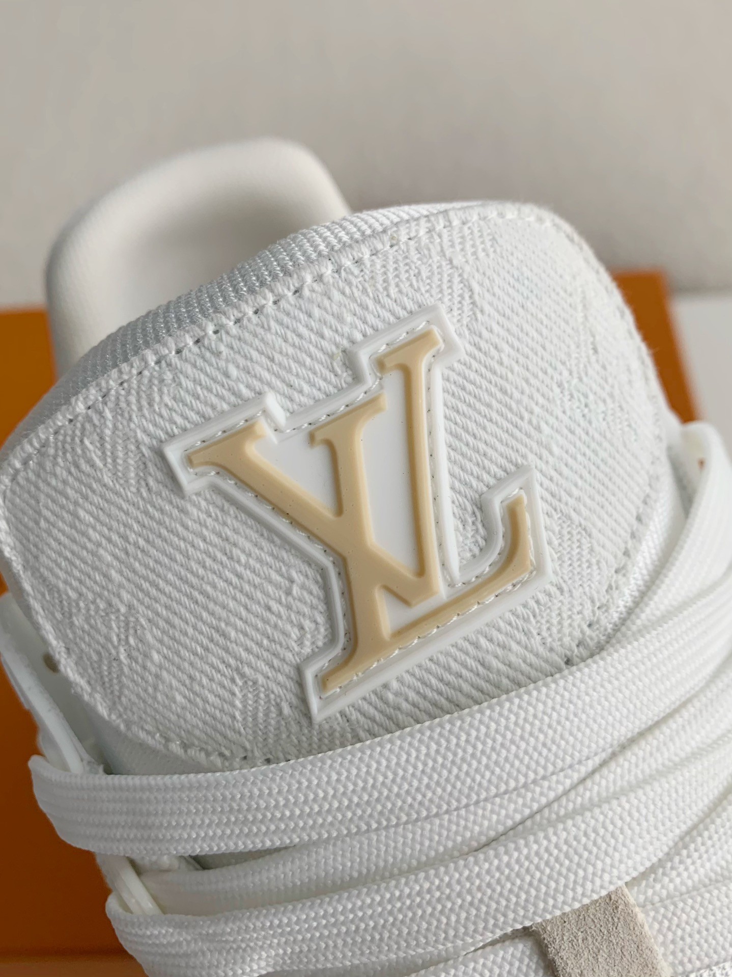 LOUIS VUITTON SNEAKERS