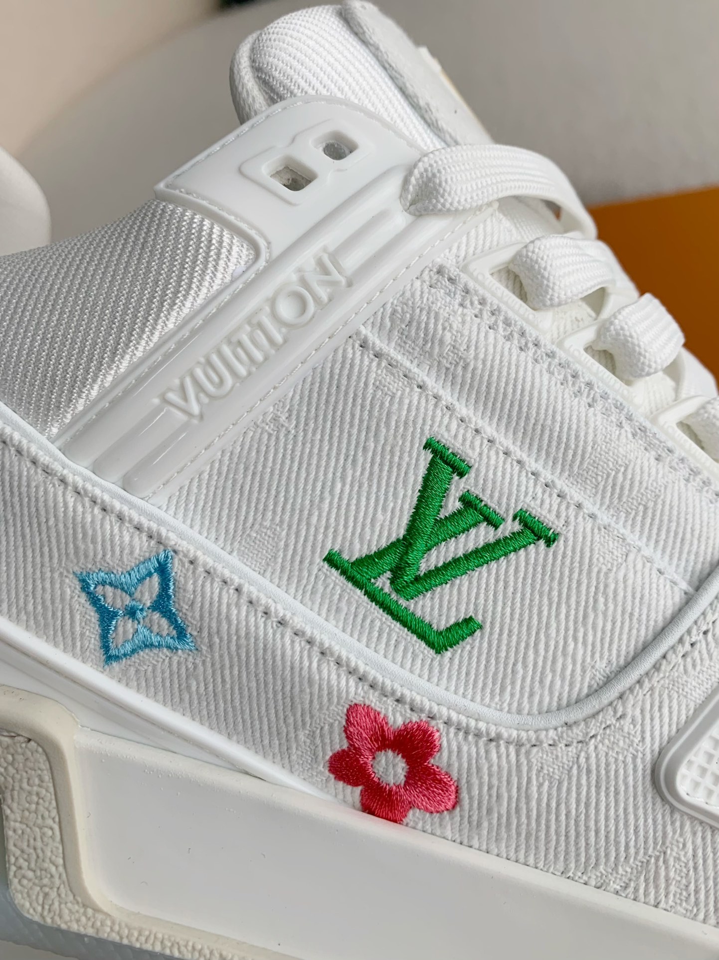 LOUIS VUITTON SNEAKERS