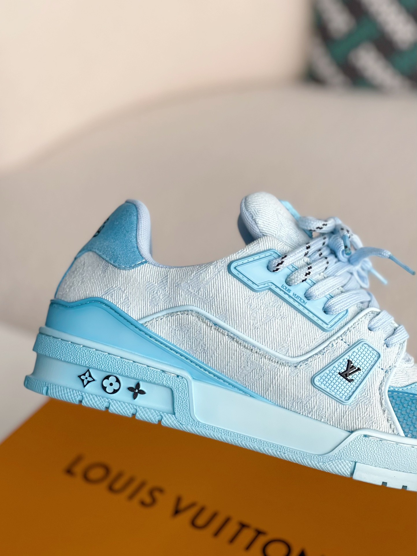 LOUIS VUITTON SNEAKERS