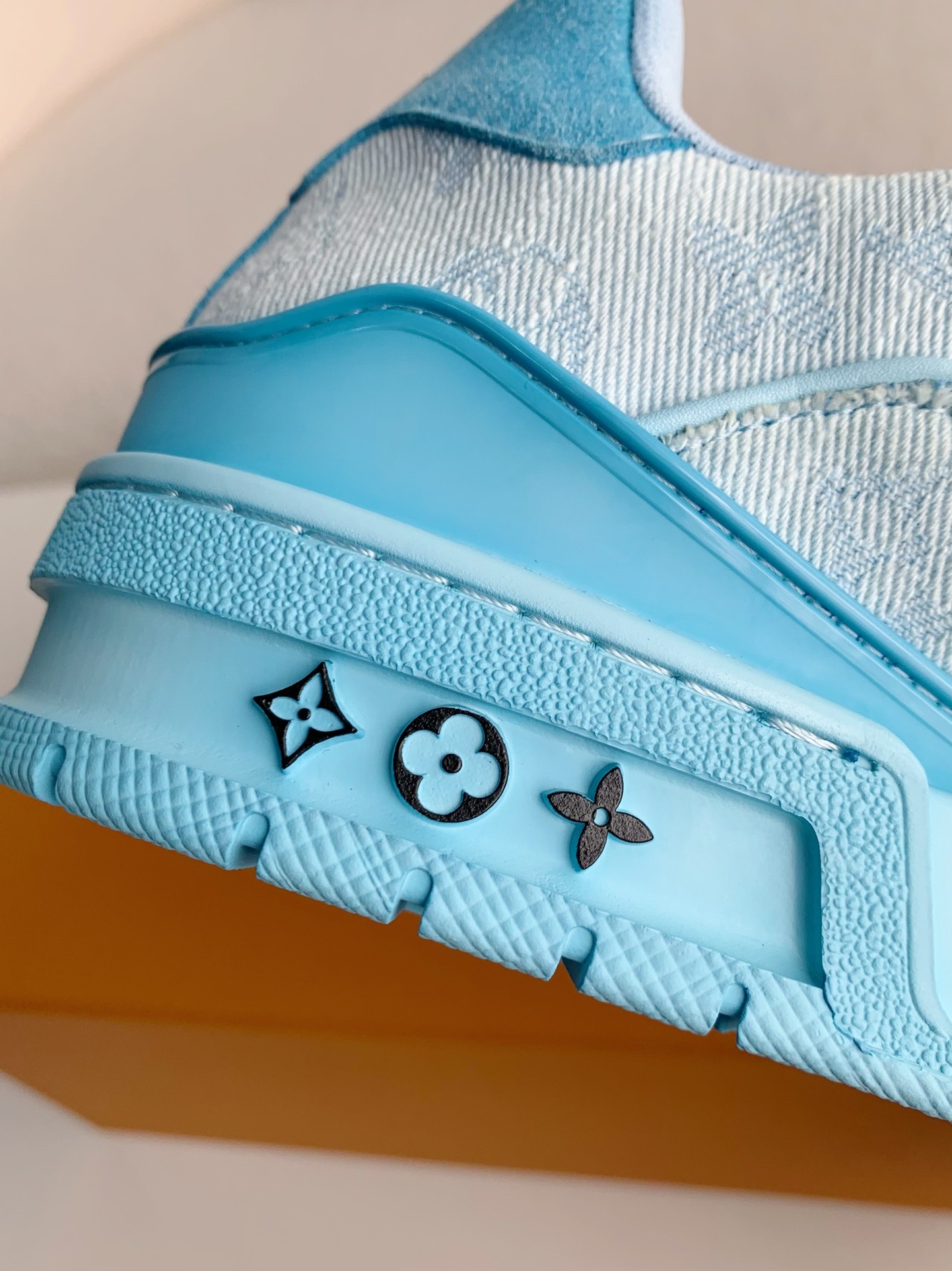 LOUIS VUITTON SNEAKERS