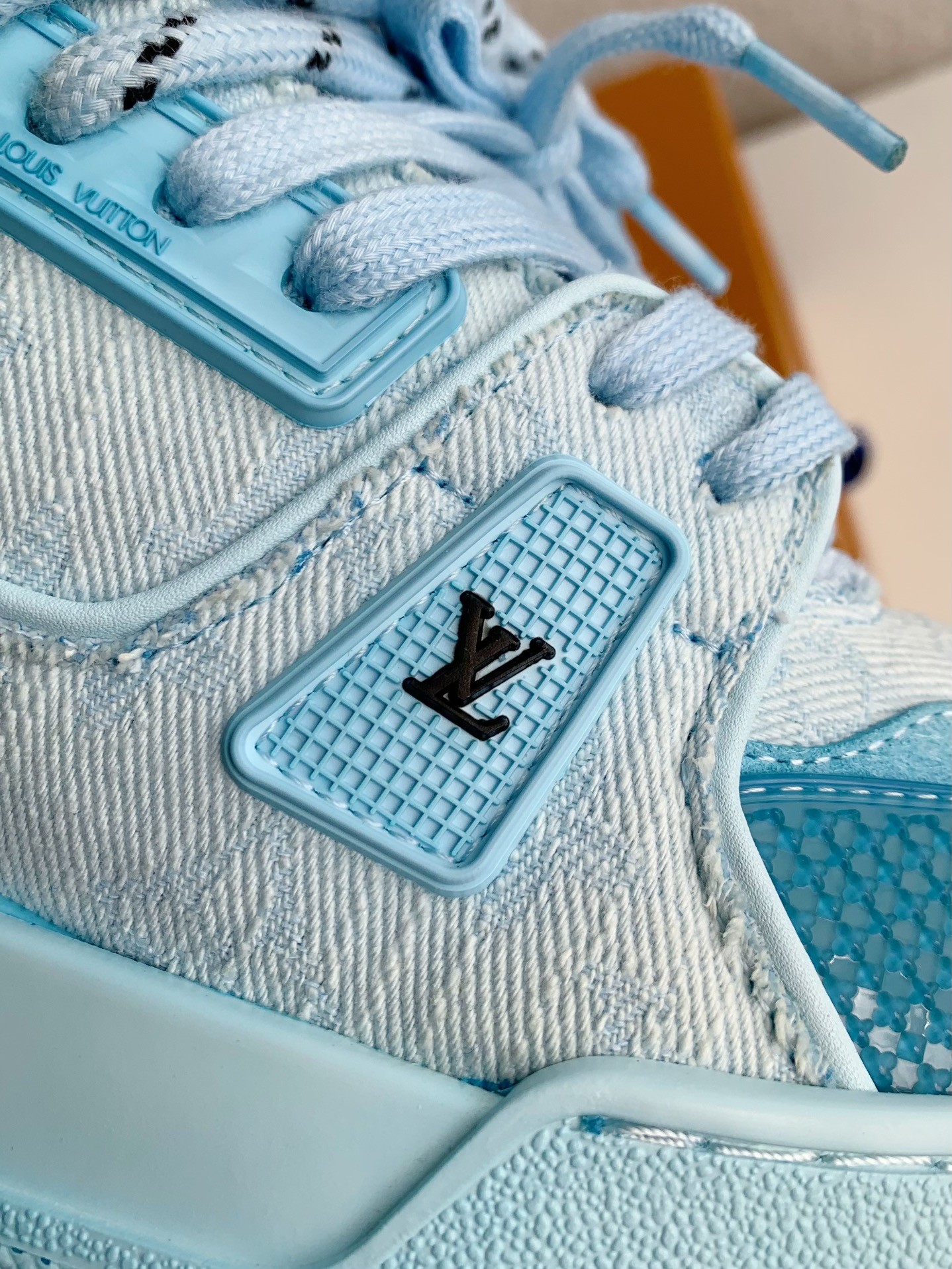 LOUIS VUITTON SNEAKERS