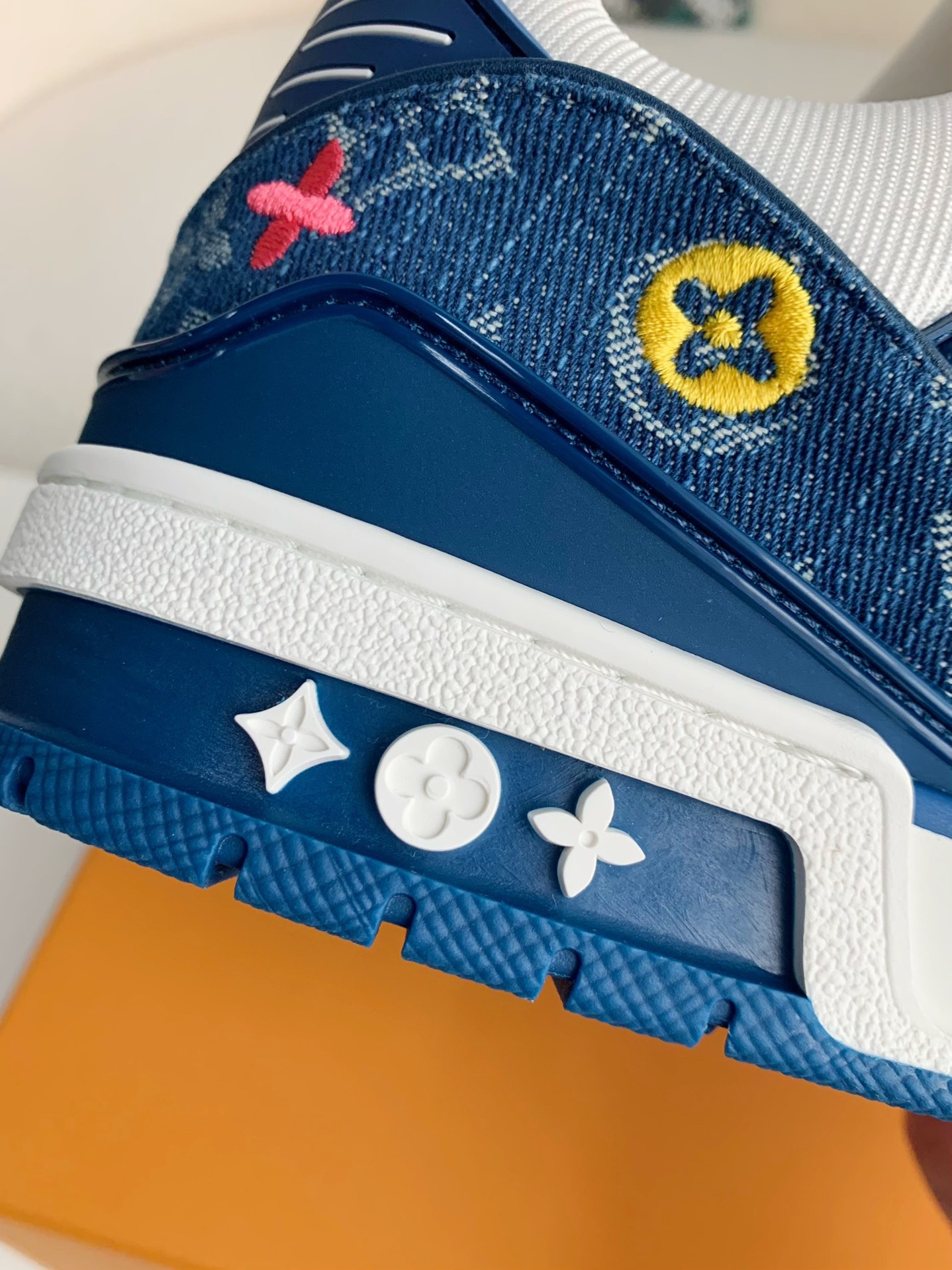 LOUIS VUITTON SNEAKERS