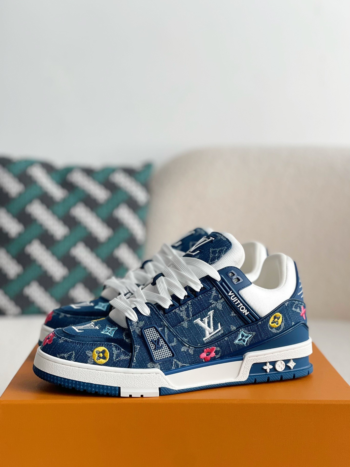 LOUIS VUITTON SNEAKERS