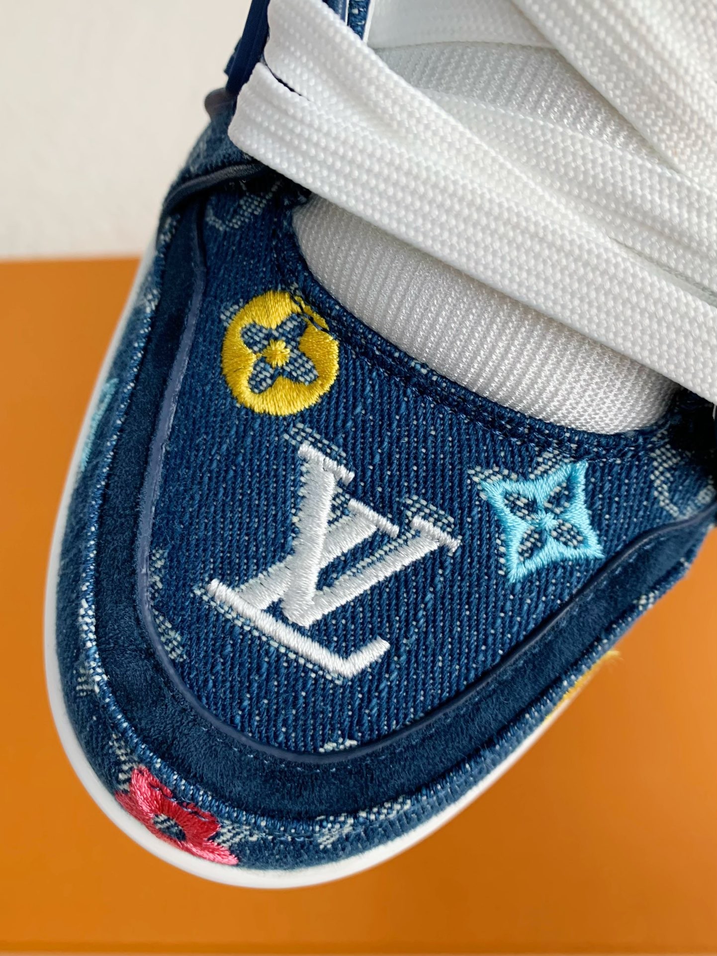 LOUIS VUITTON SNEAKERS