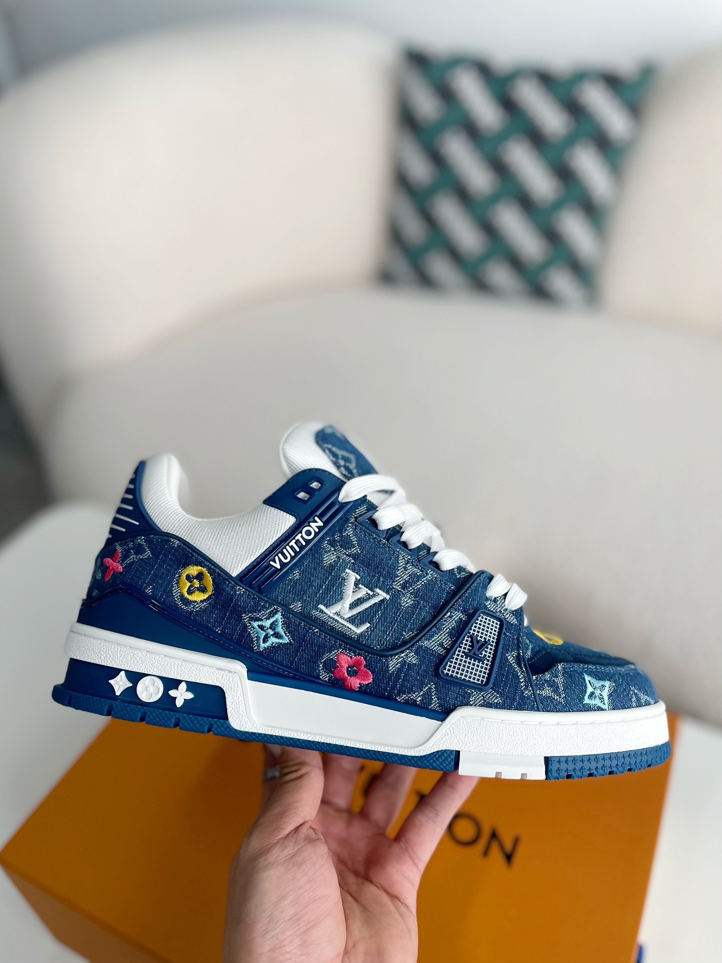 LOUIS VUITTON SNEAKERS