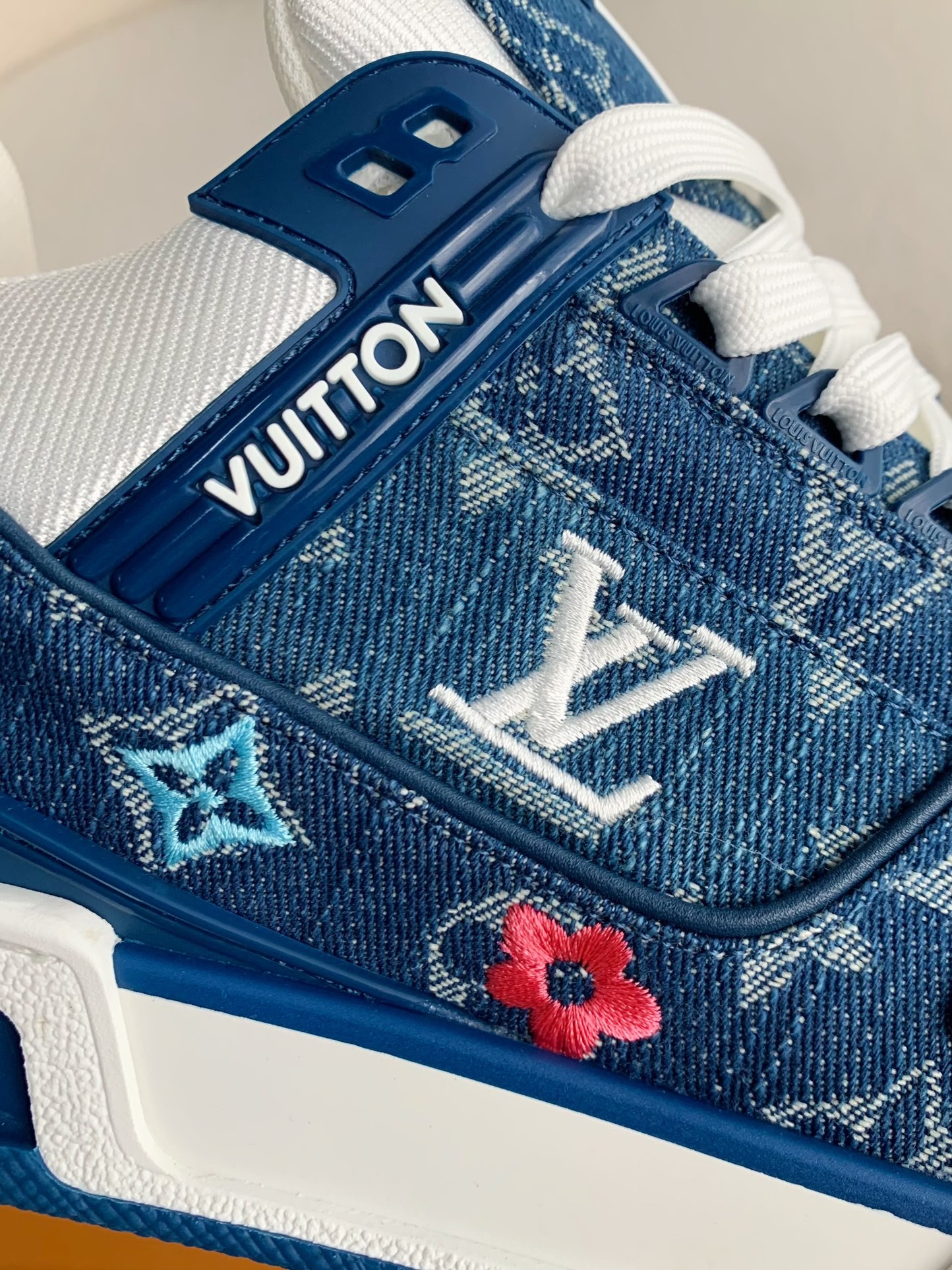 LOUIS VUITTON SNEAKERS