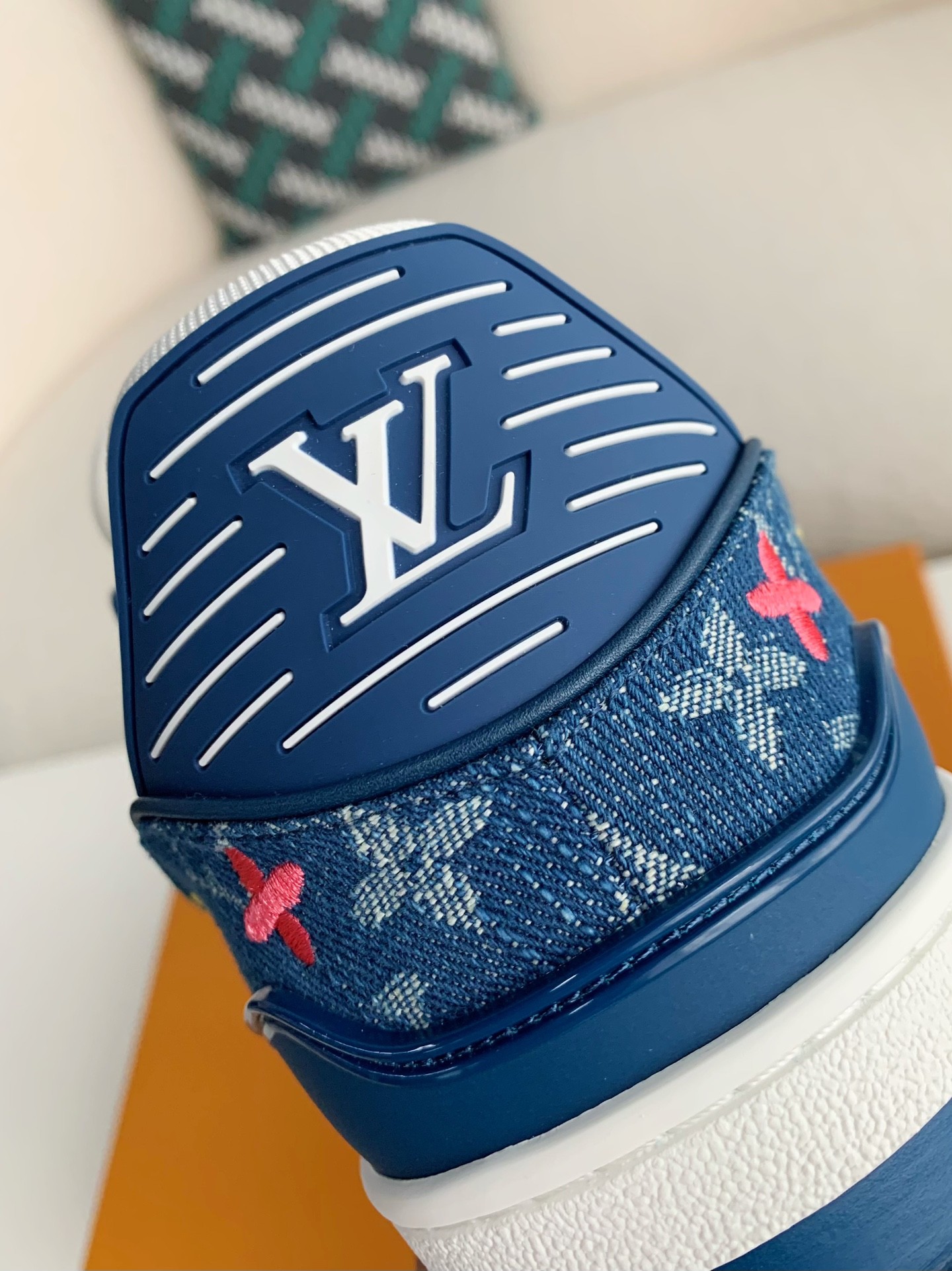 LOUIS VUITTON SNEAKERS