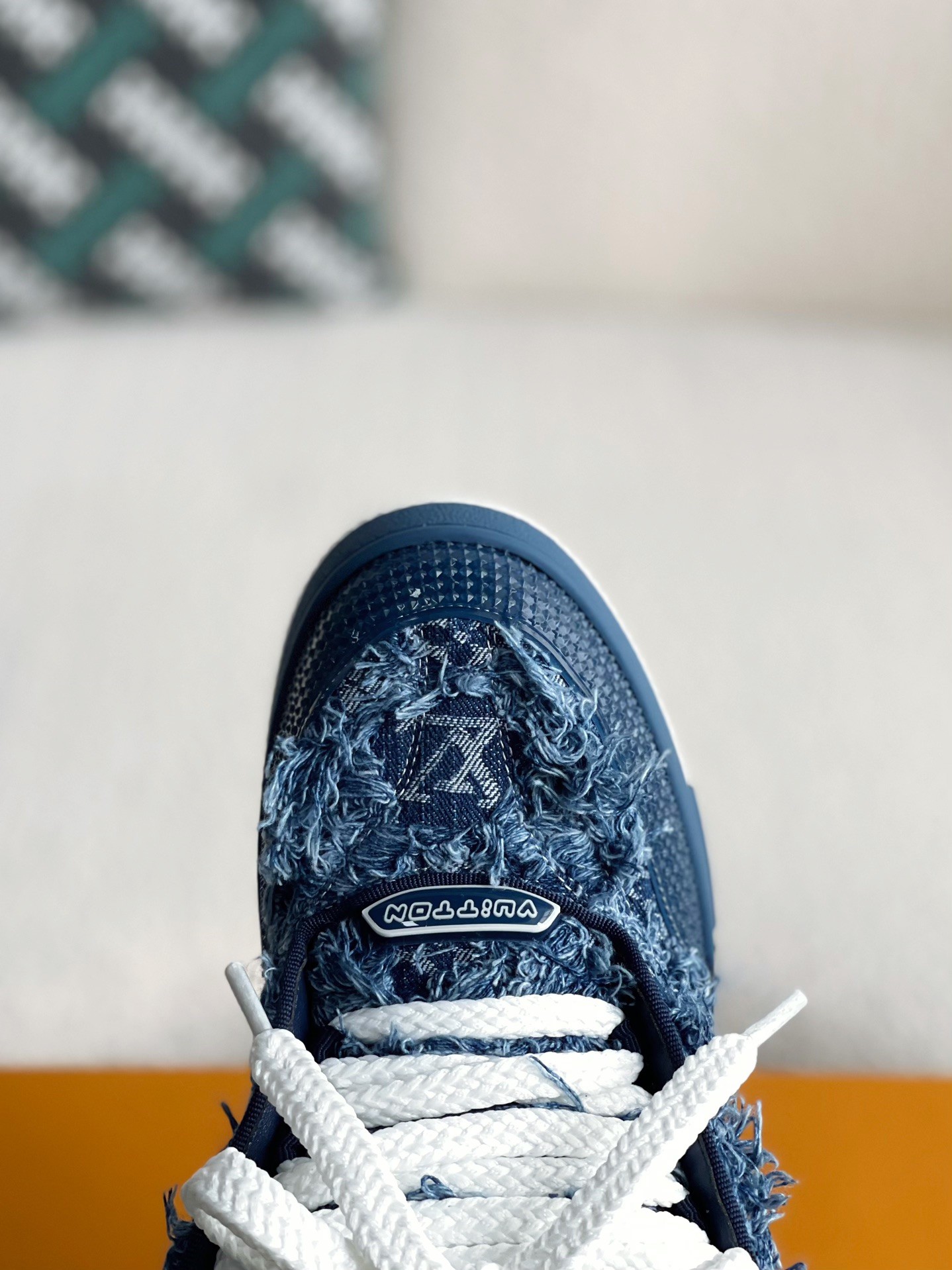 LOUIS VUITTON SNEAKERS