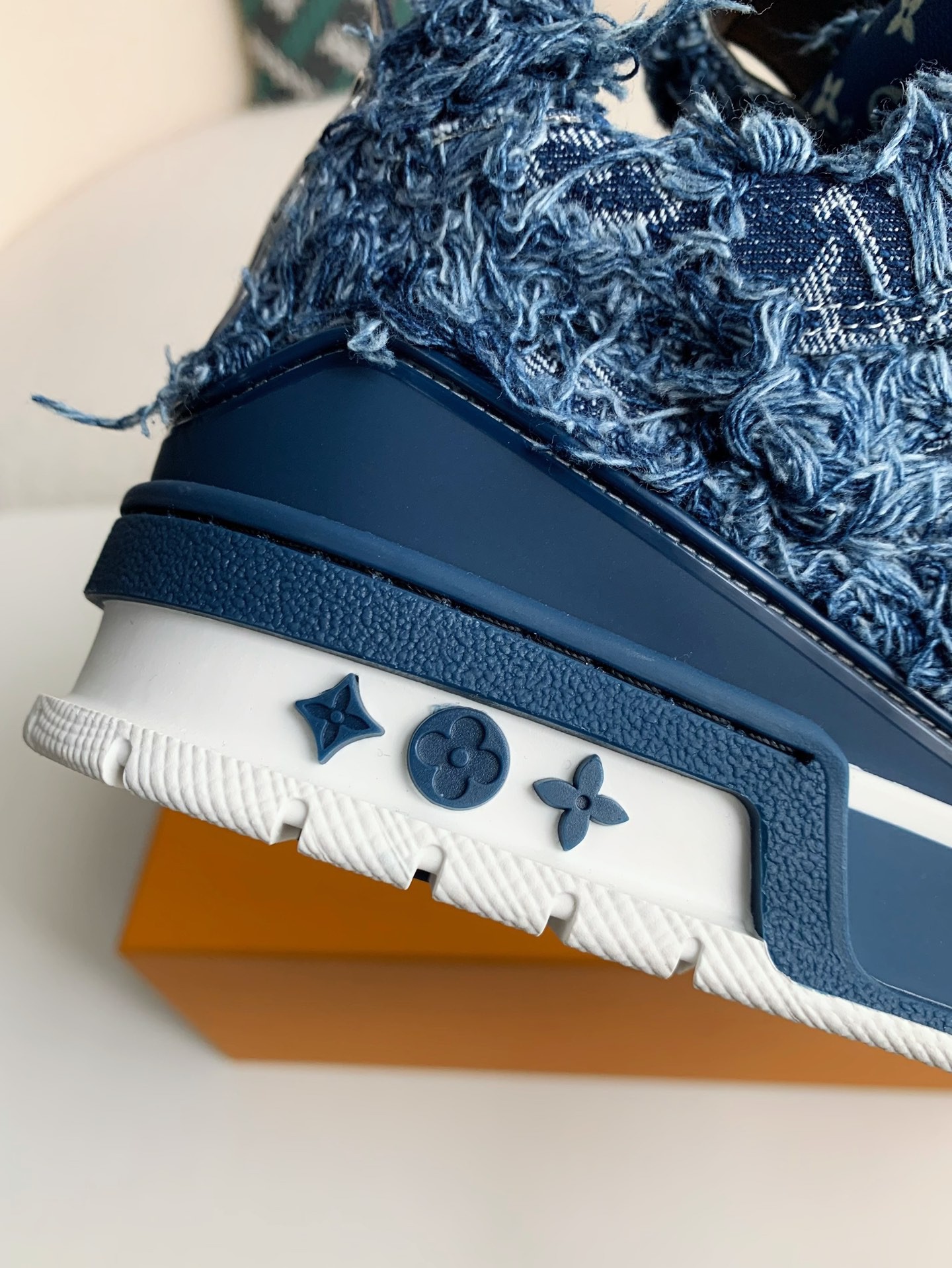 LOUIS VUITTON SNEAKERS