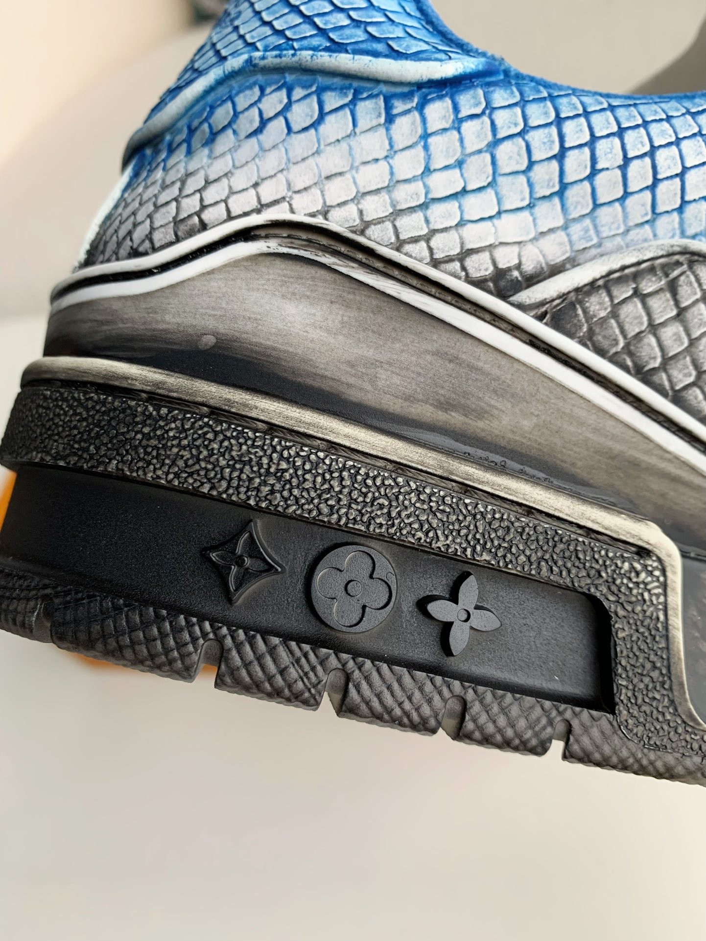 LOUIS VUITTON TRAINER SNEAKERS