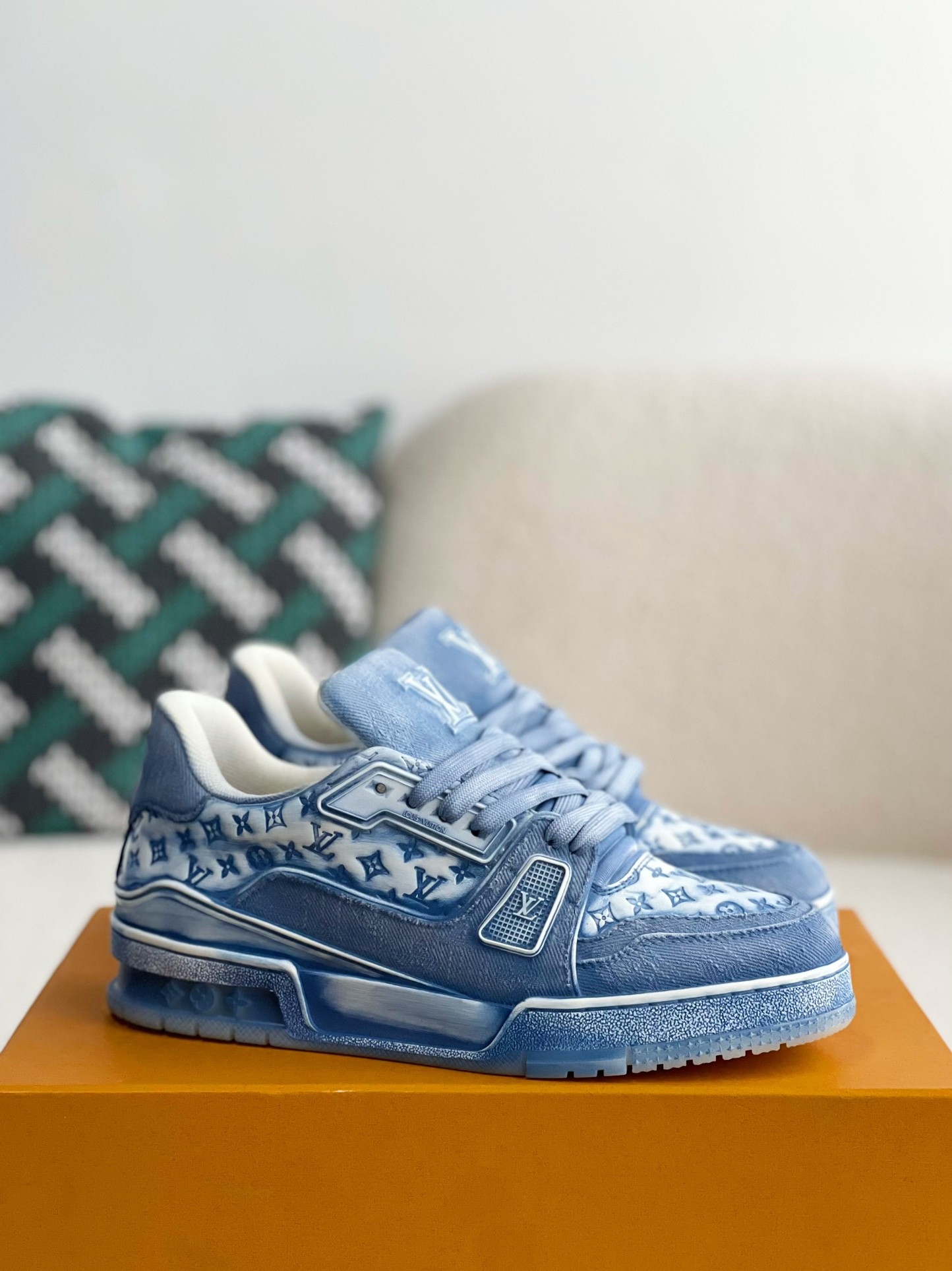 LOUIS VUITTON SNEAKERS