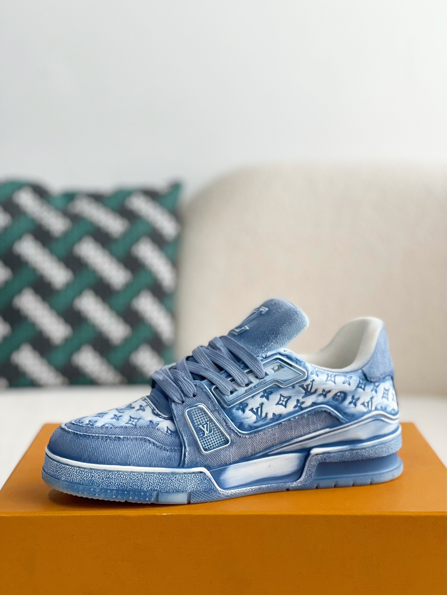 LOUIS VUITTON SNEAKERS