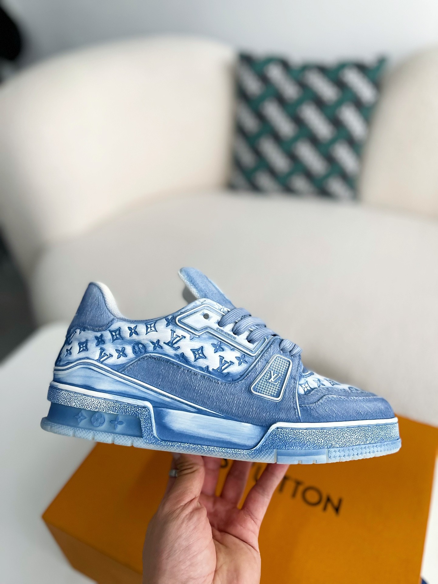 LOUIS VUITTON SNEAKERS