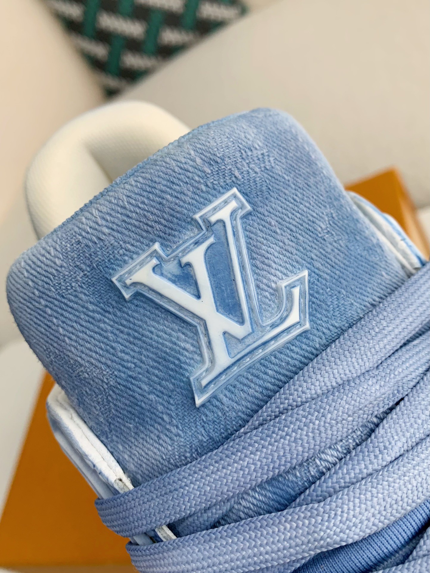 LOUIS VUITTON SNEAKERS