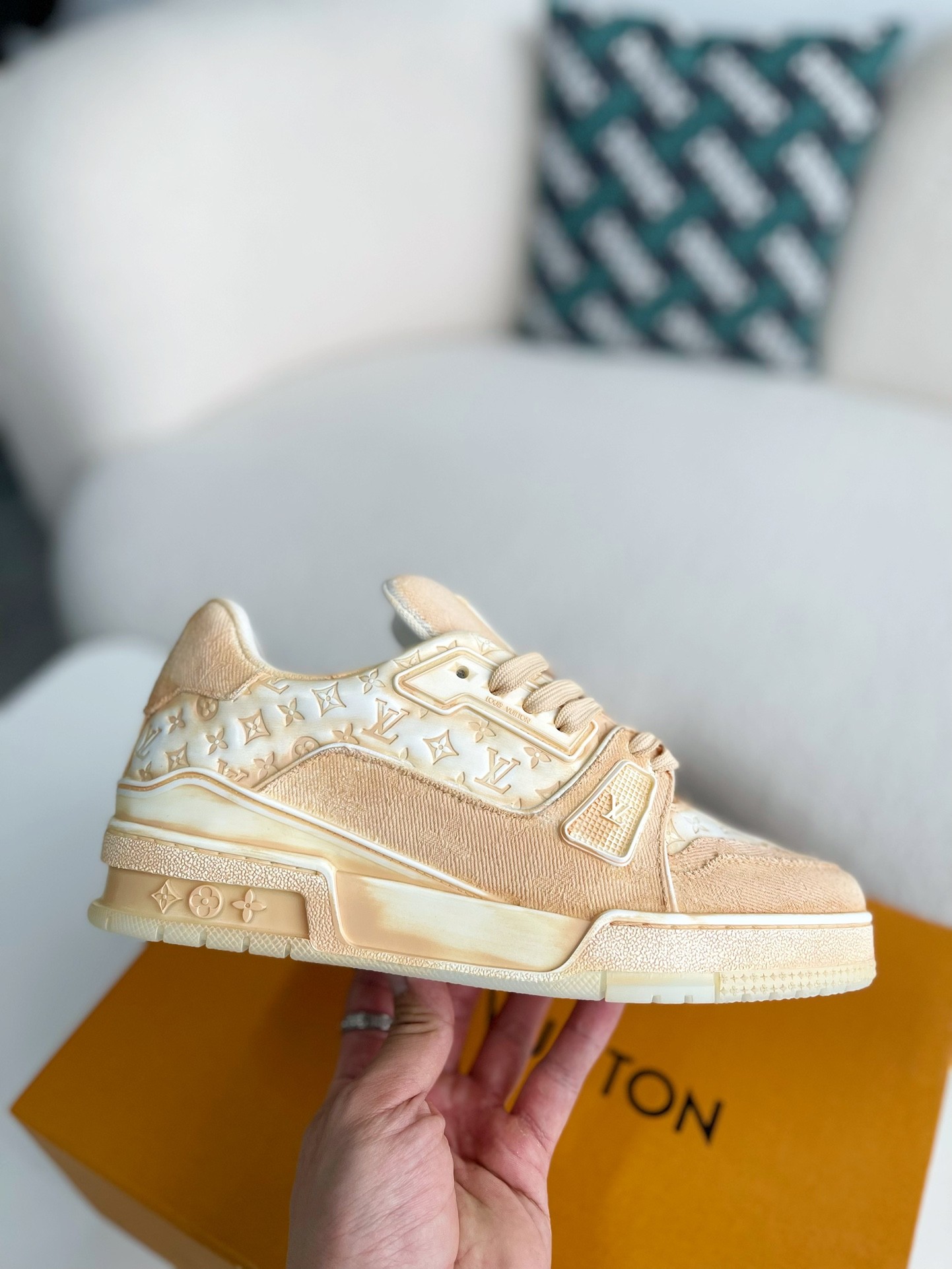 LOUIS VUITTON SNEAKERS