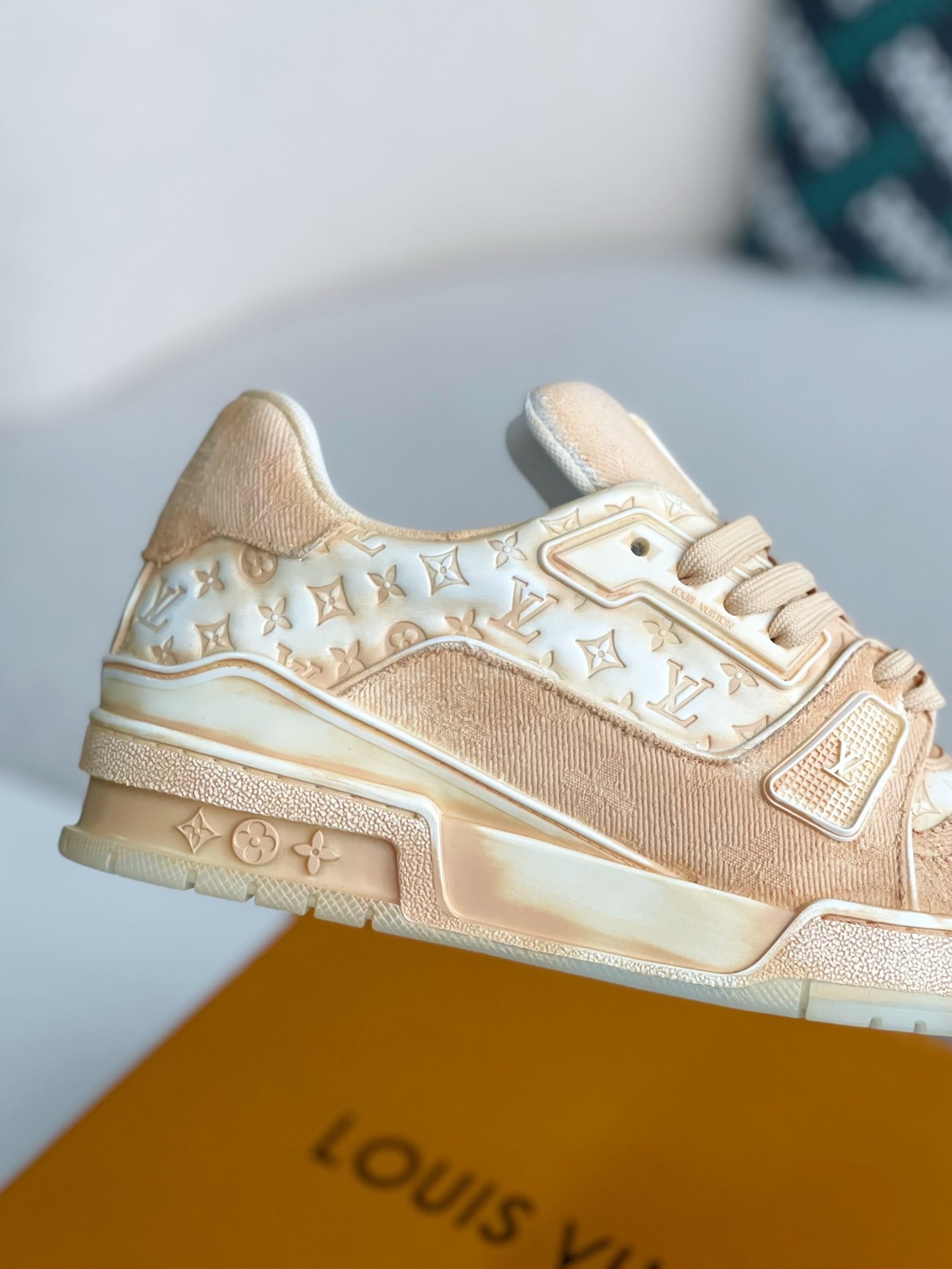 LOUIS VUITTON SNEAKERS