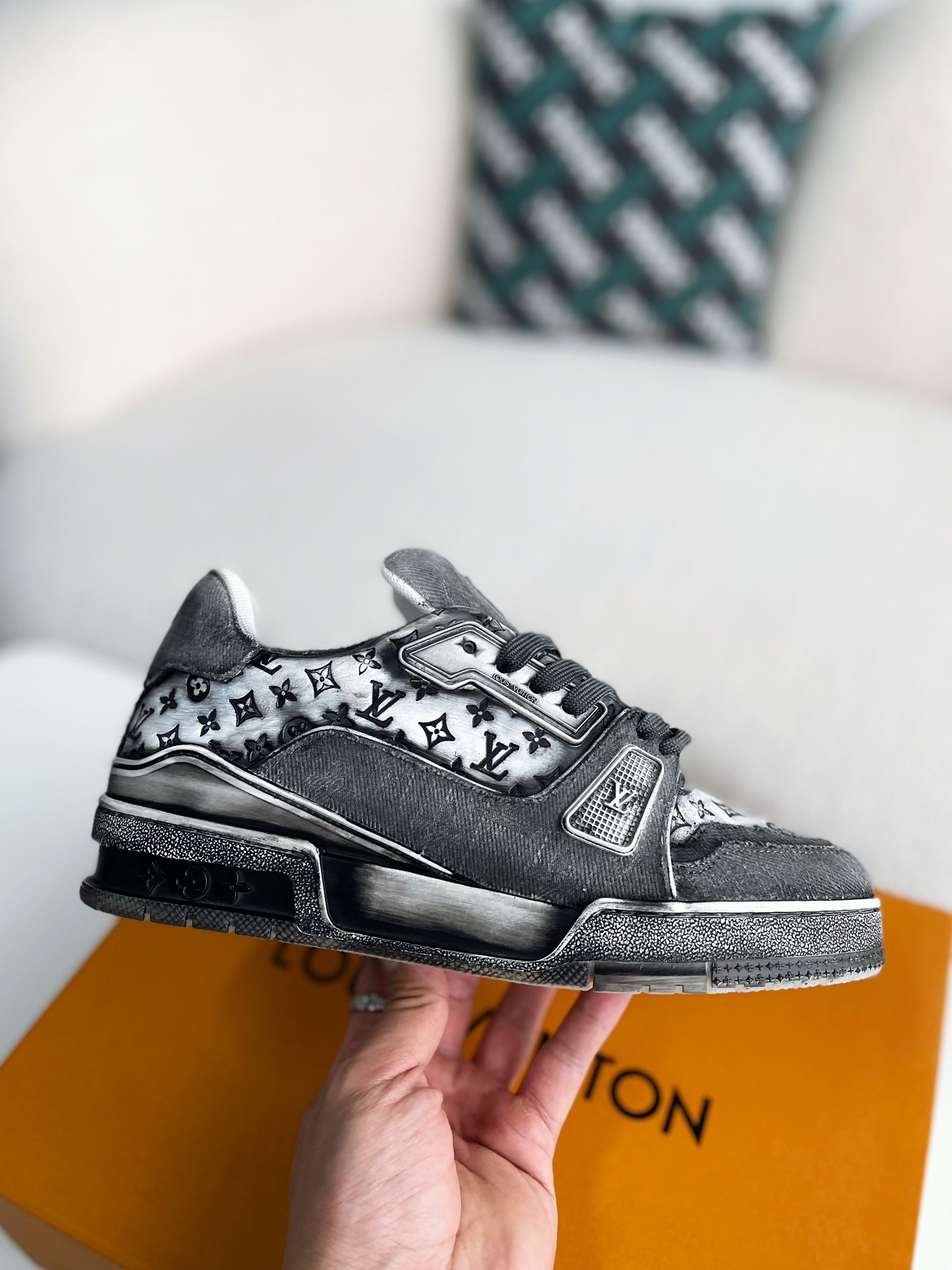 LOUIS VUITTON SNEAKERS