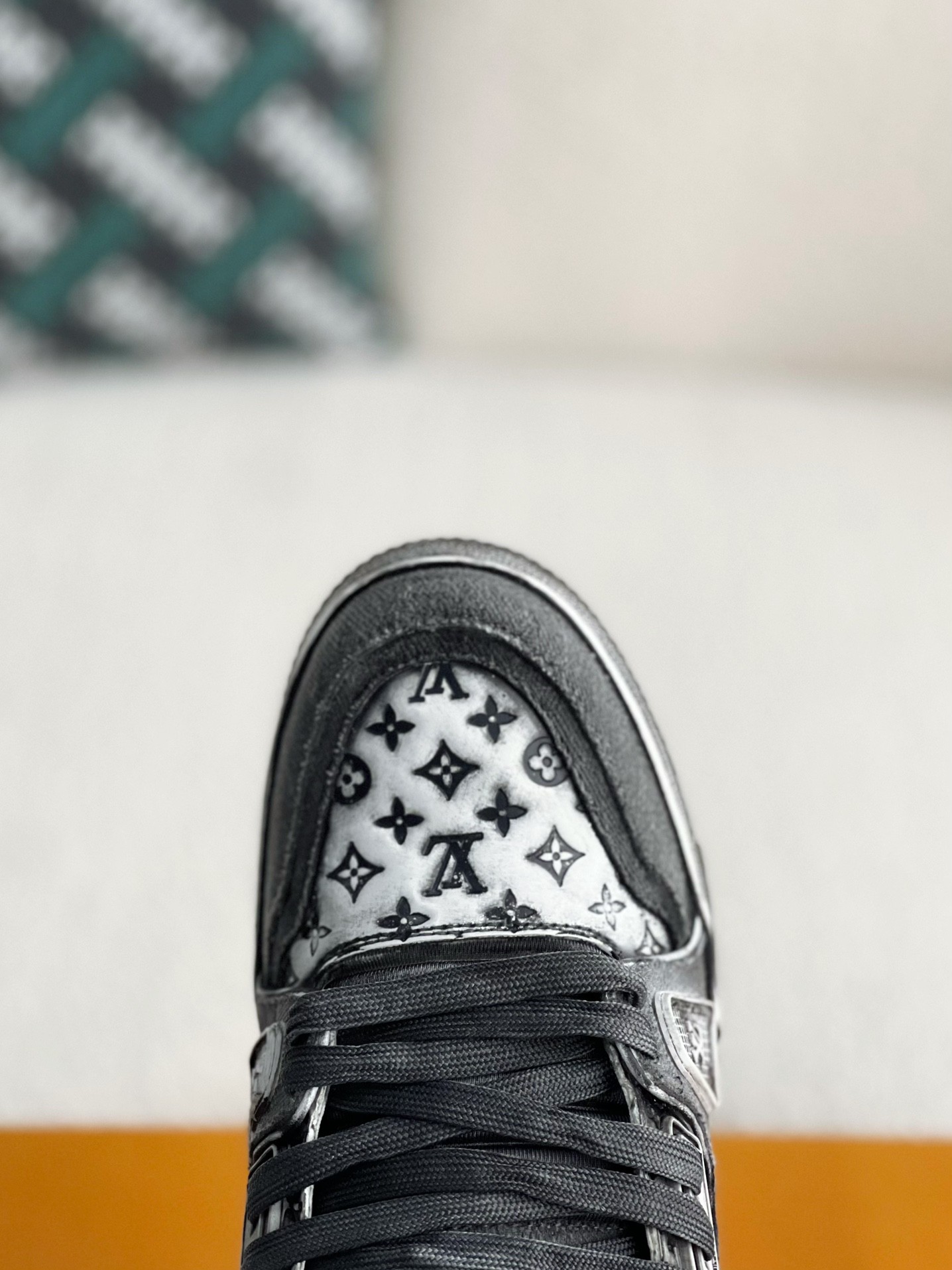 LOUIS VUITTON SNEAKERS