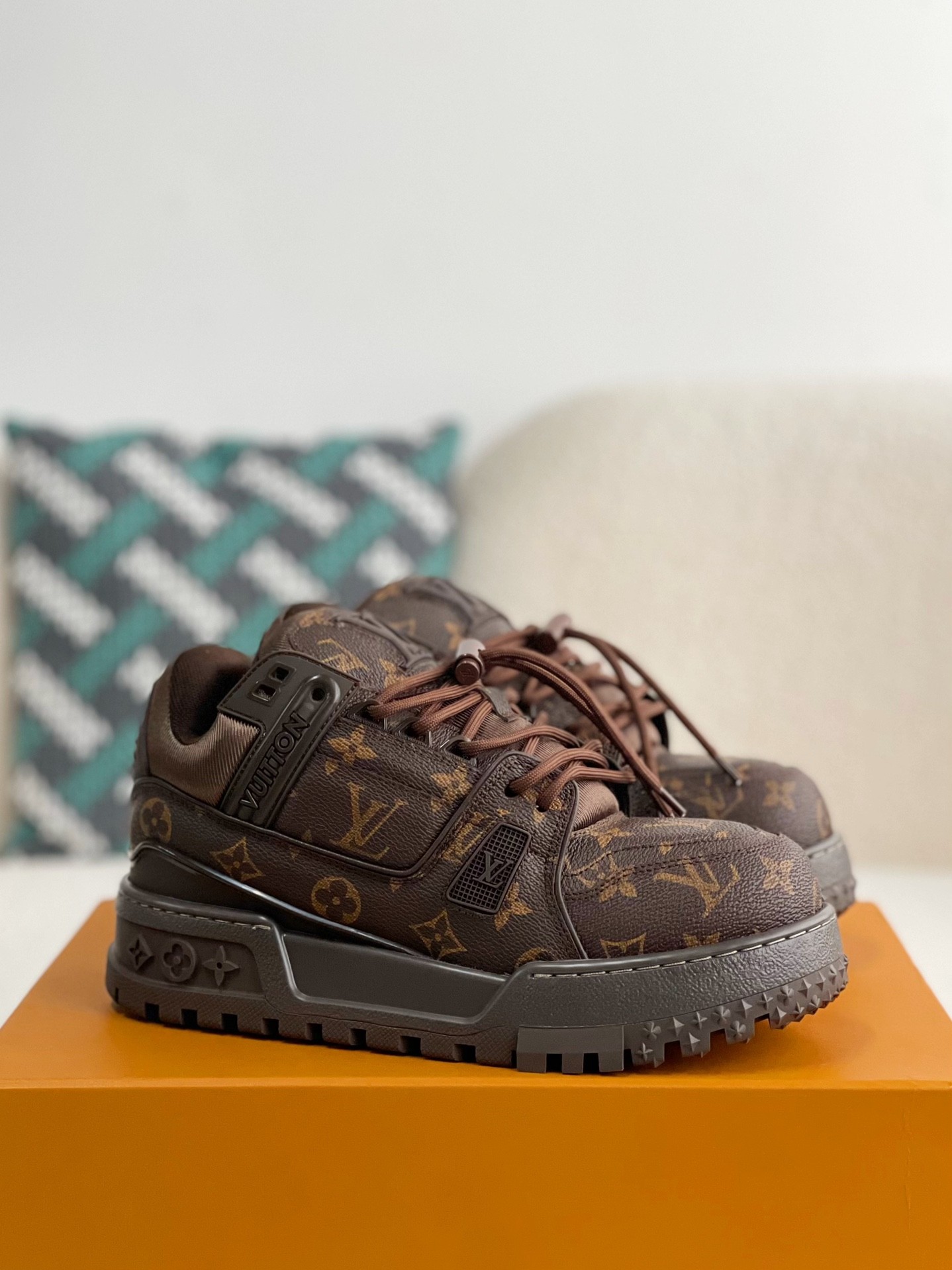 LOUIS VUITTON SNEAKERS