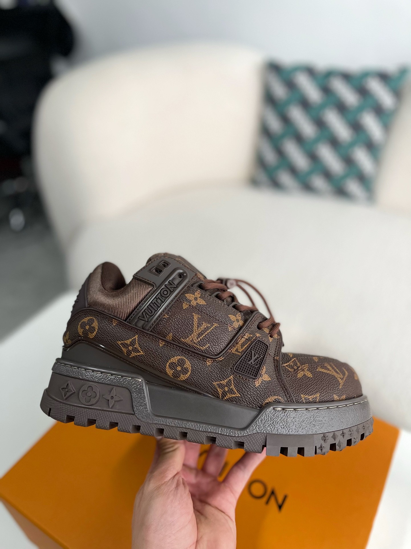 LOUIS VUITTON SNEAKERS