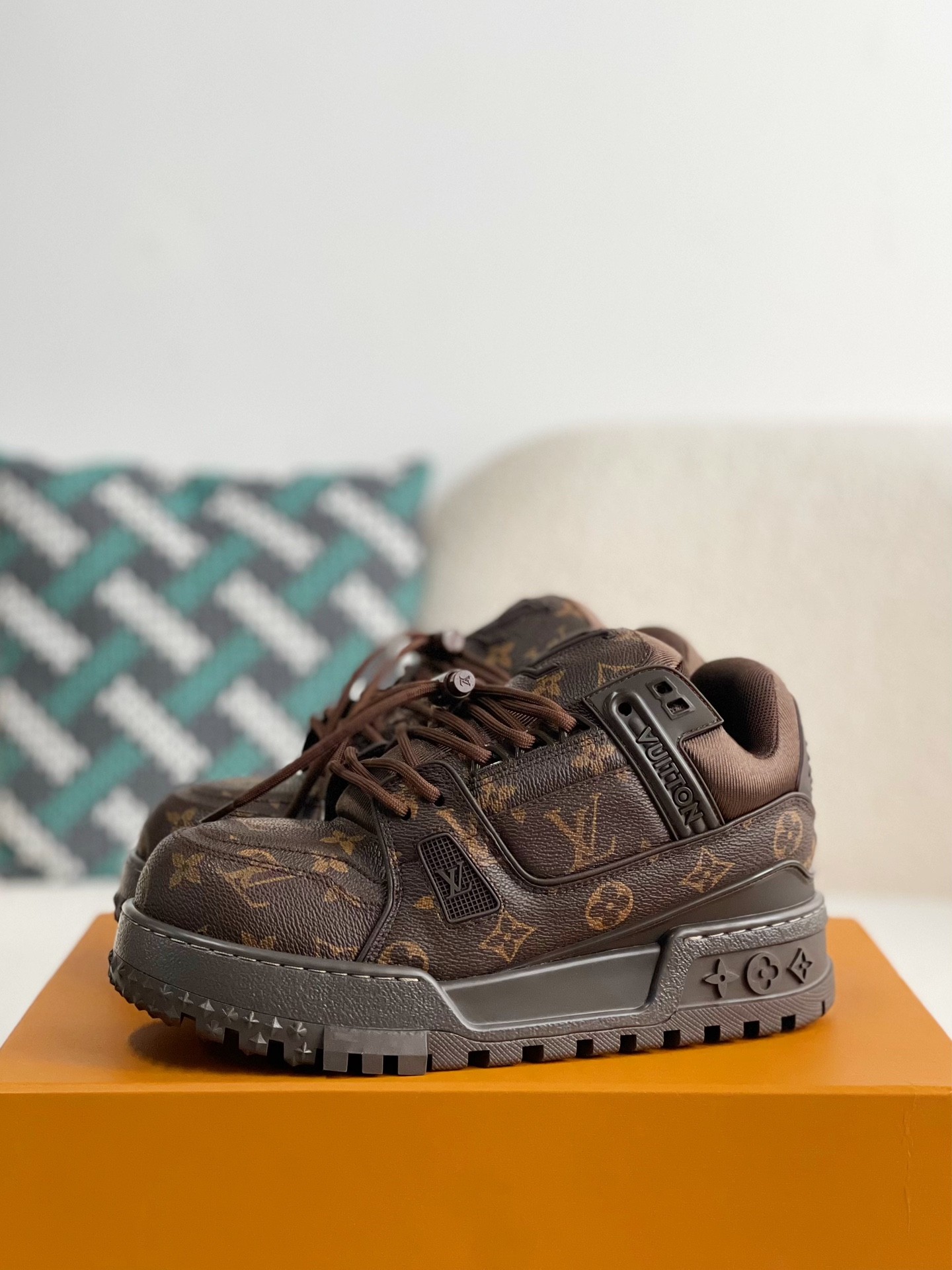 LOUIS VUITTON SNEAKERS