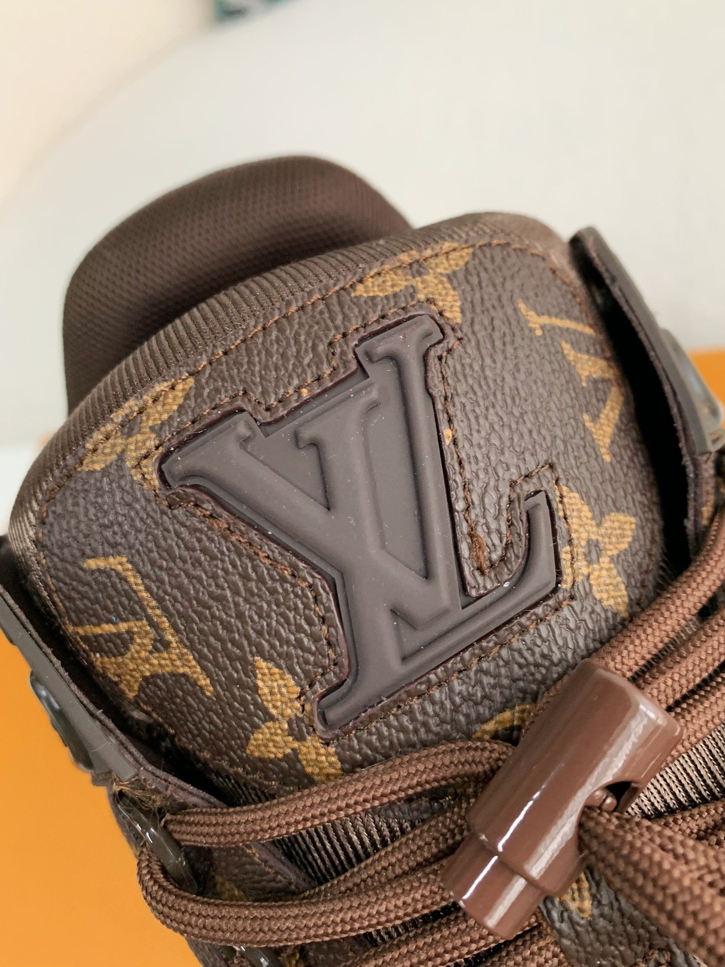 LOUIS VUITTON SNEAKERS