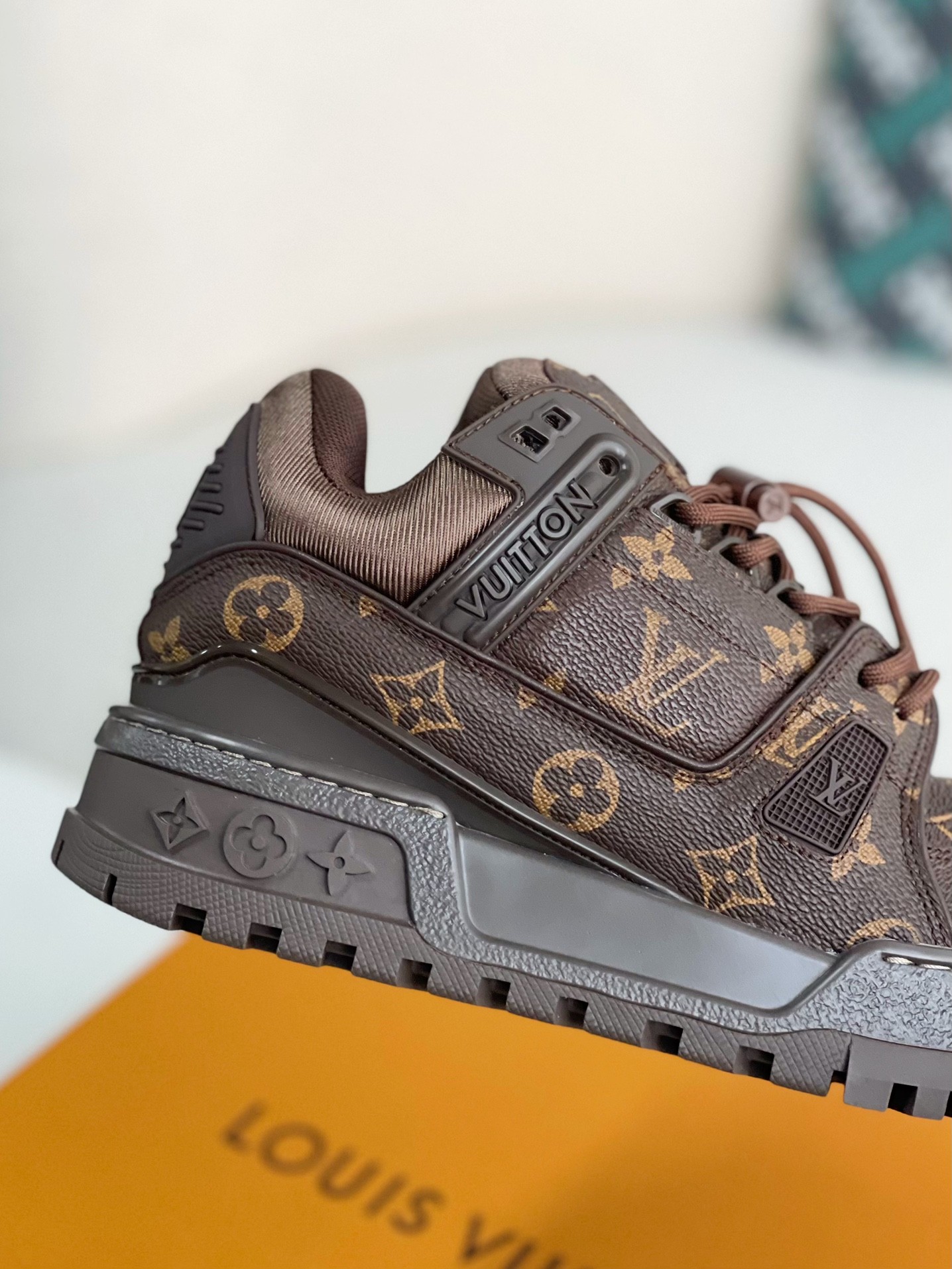 LOUIS VUITTON SNEAKERS