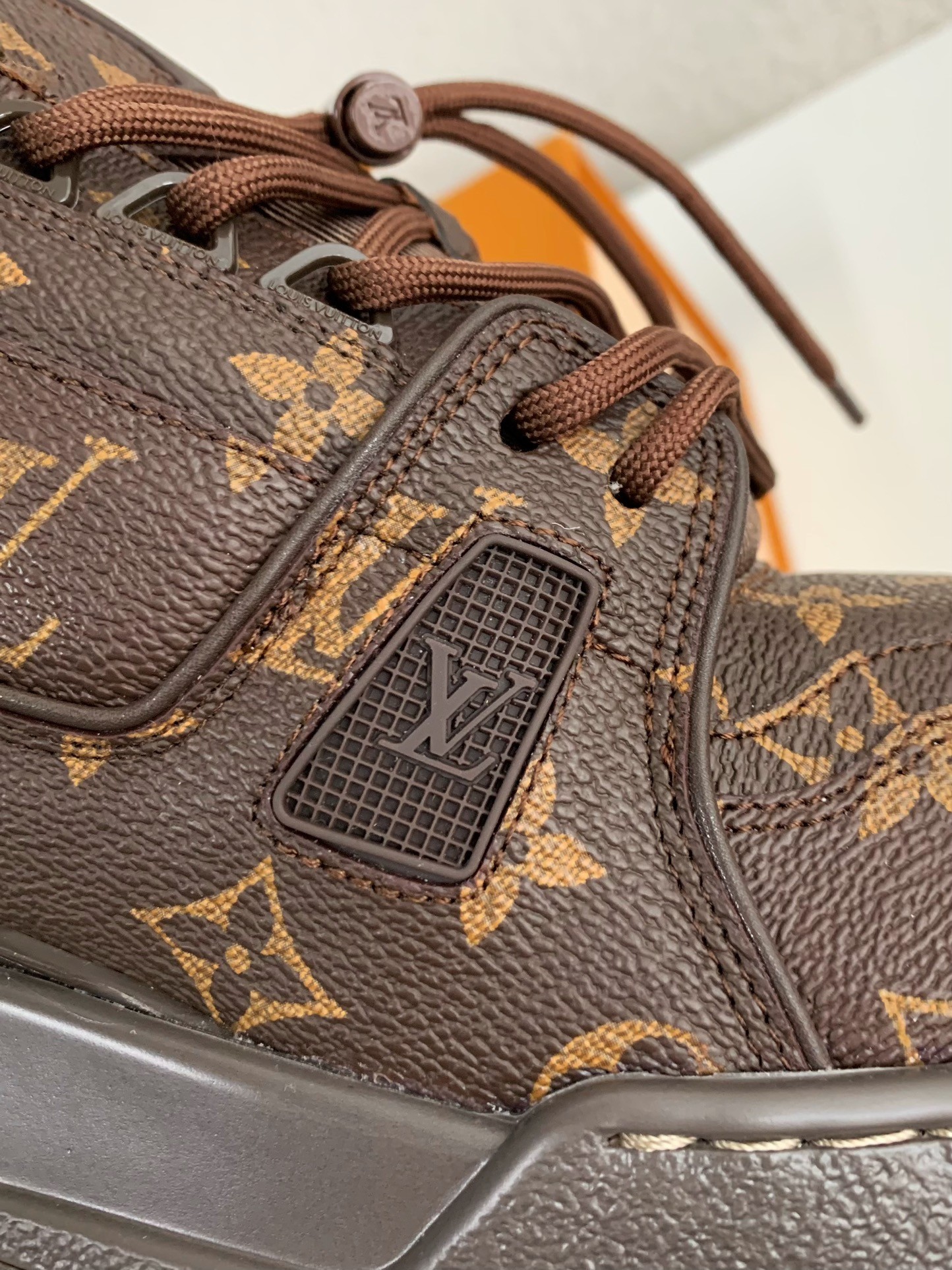 LOUIS VUITTON SNEAKERS