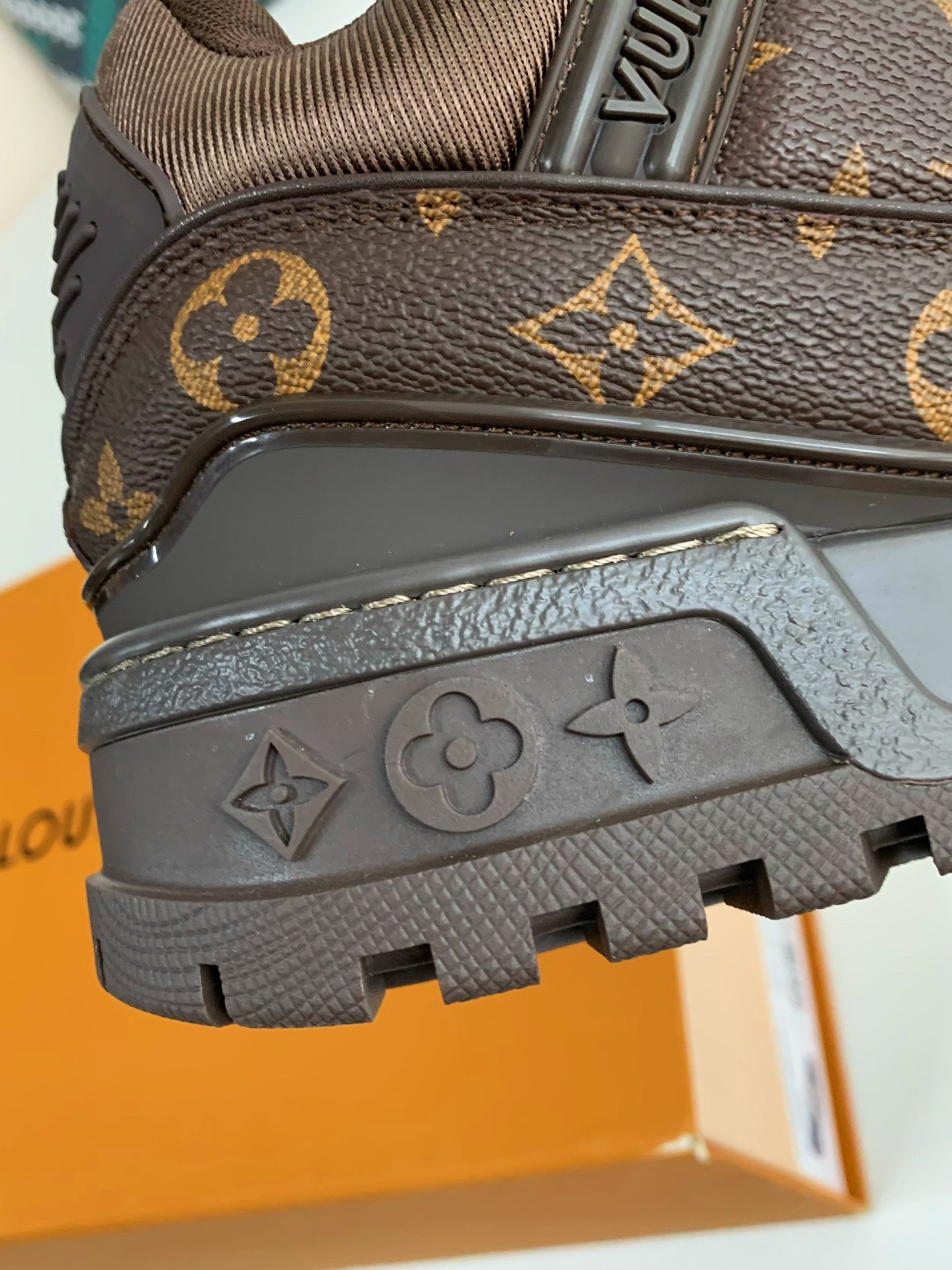 LOUIS VUITTON SNEAKERS