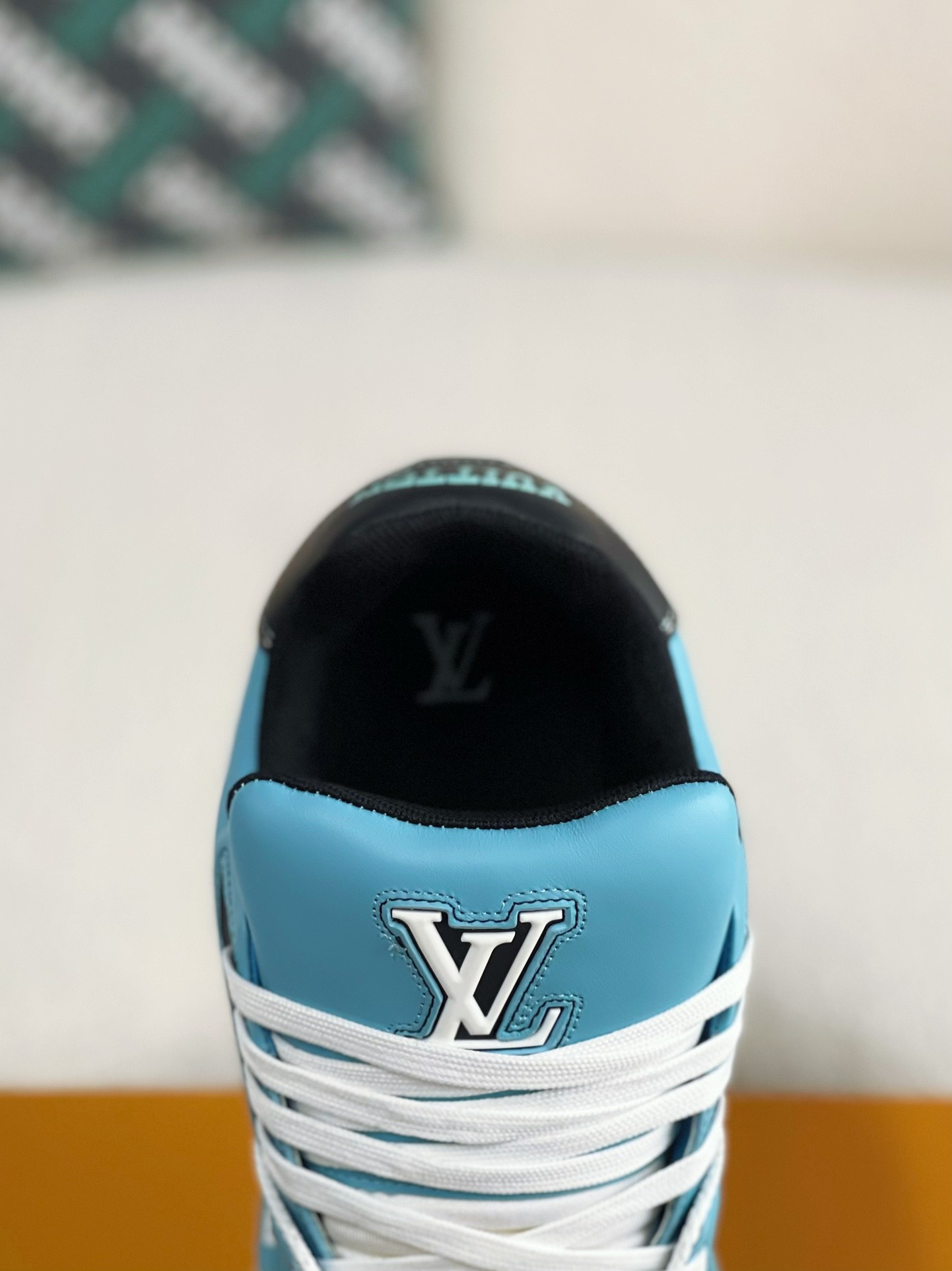 LOUIS VUITTON SNEAKERS