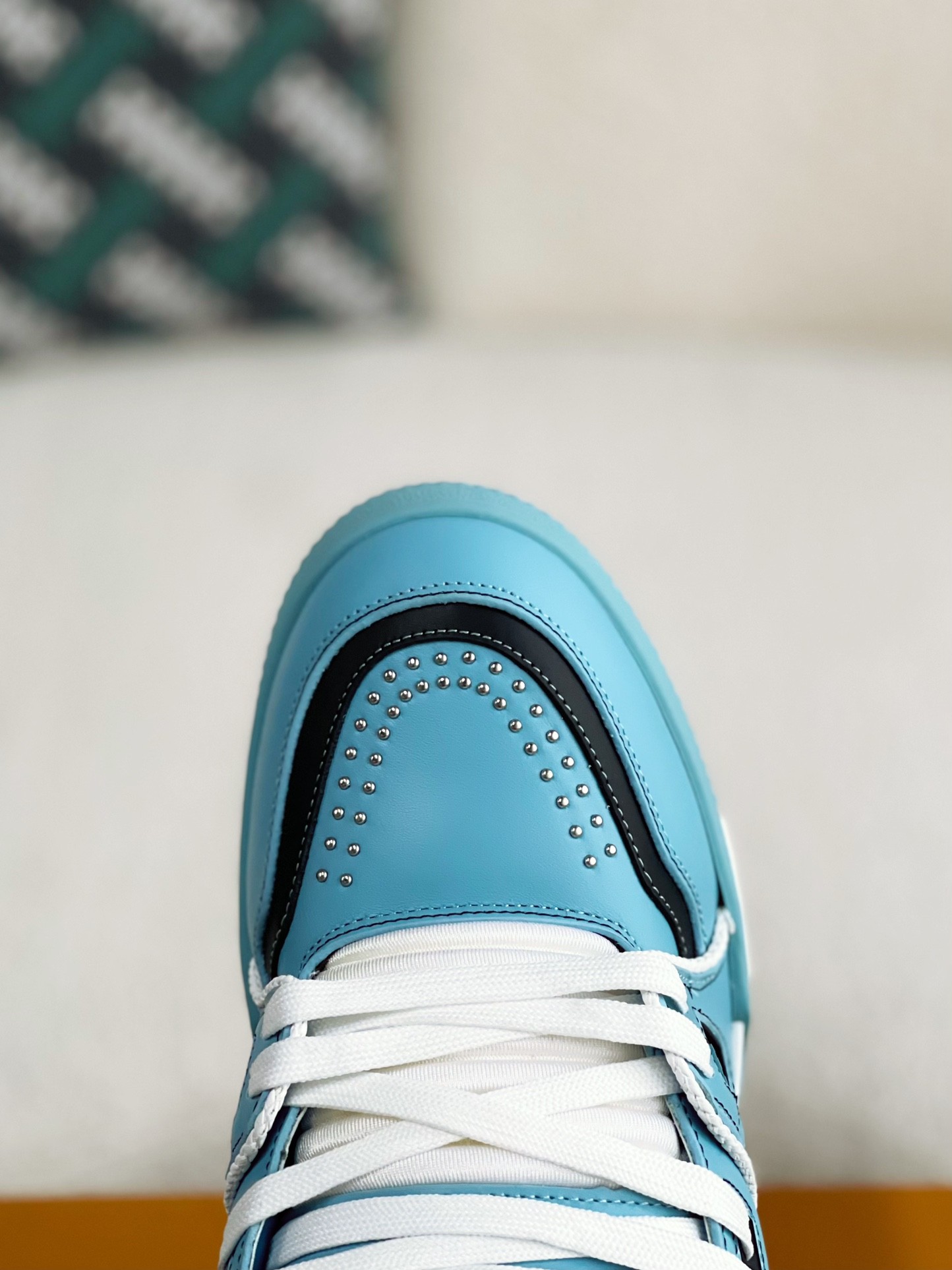 LOUIS VUITTON SNEAKERS