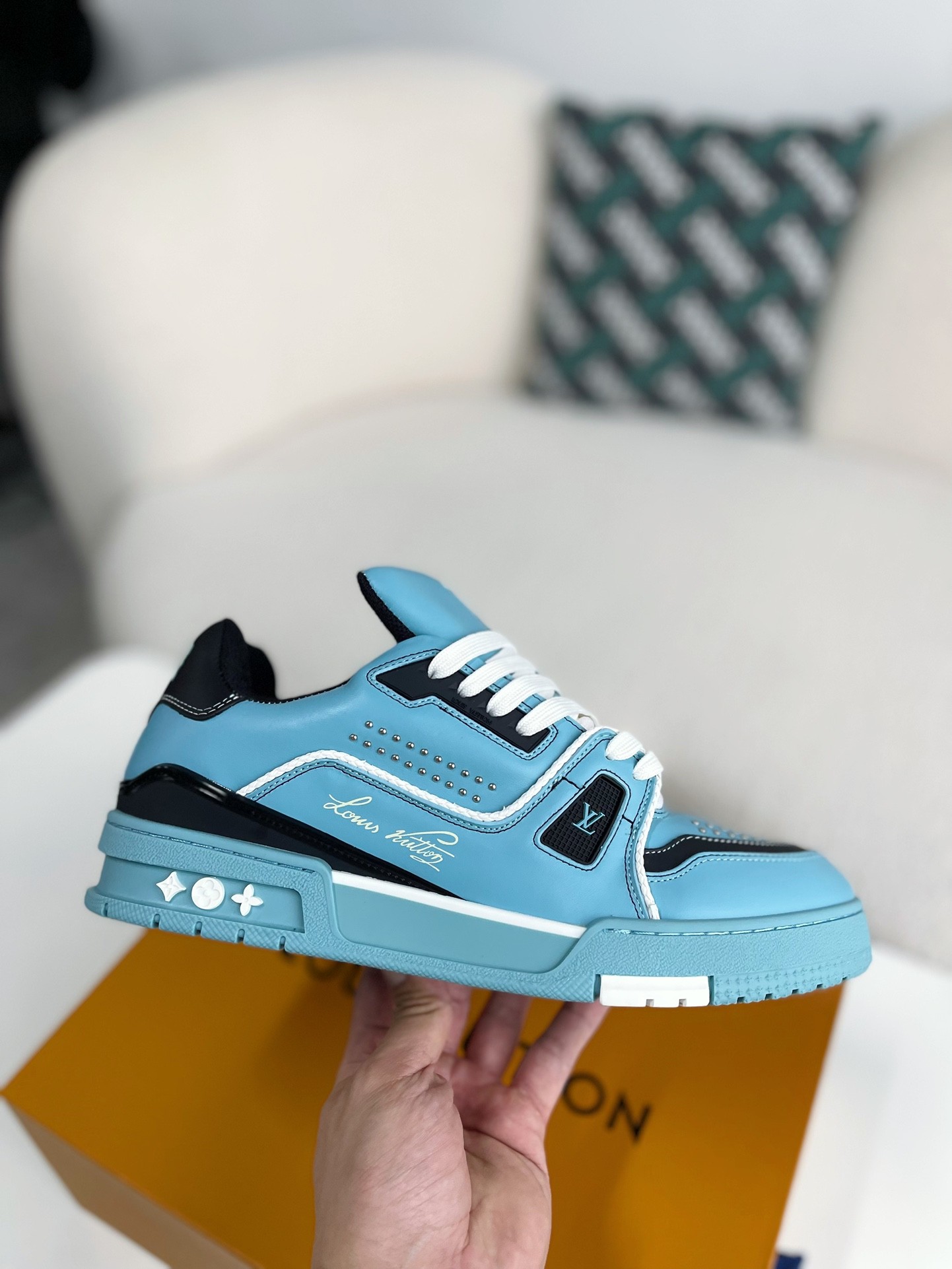 LOUIS VUITTON SNEAKERS