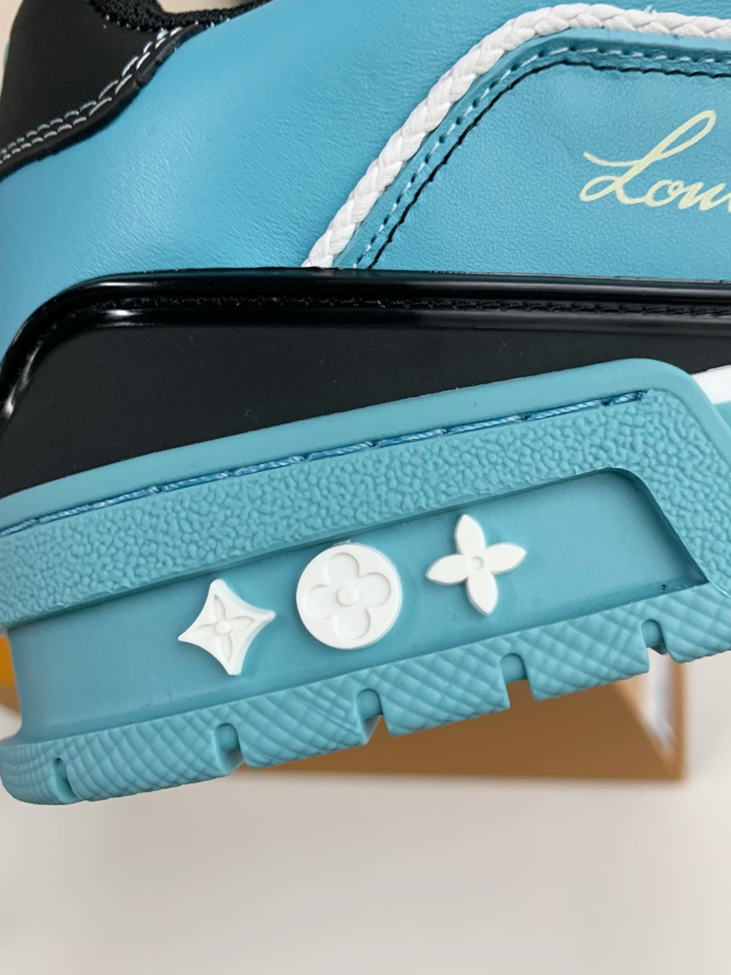 LOUIS VUITTON SNEAKERS