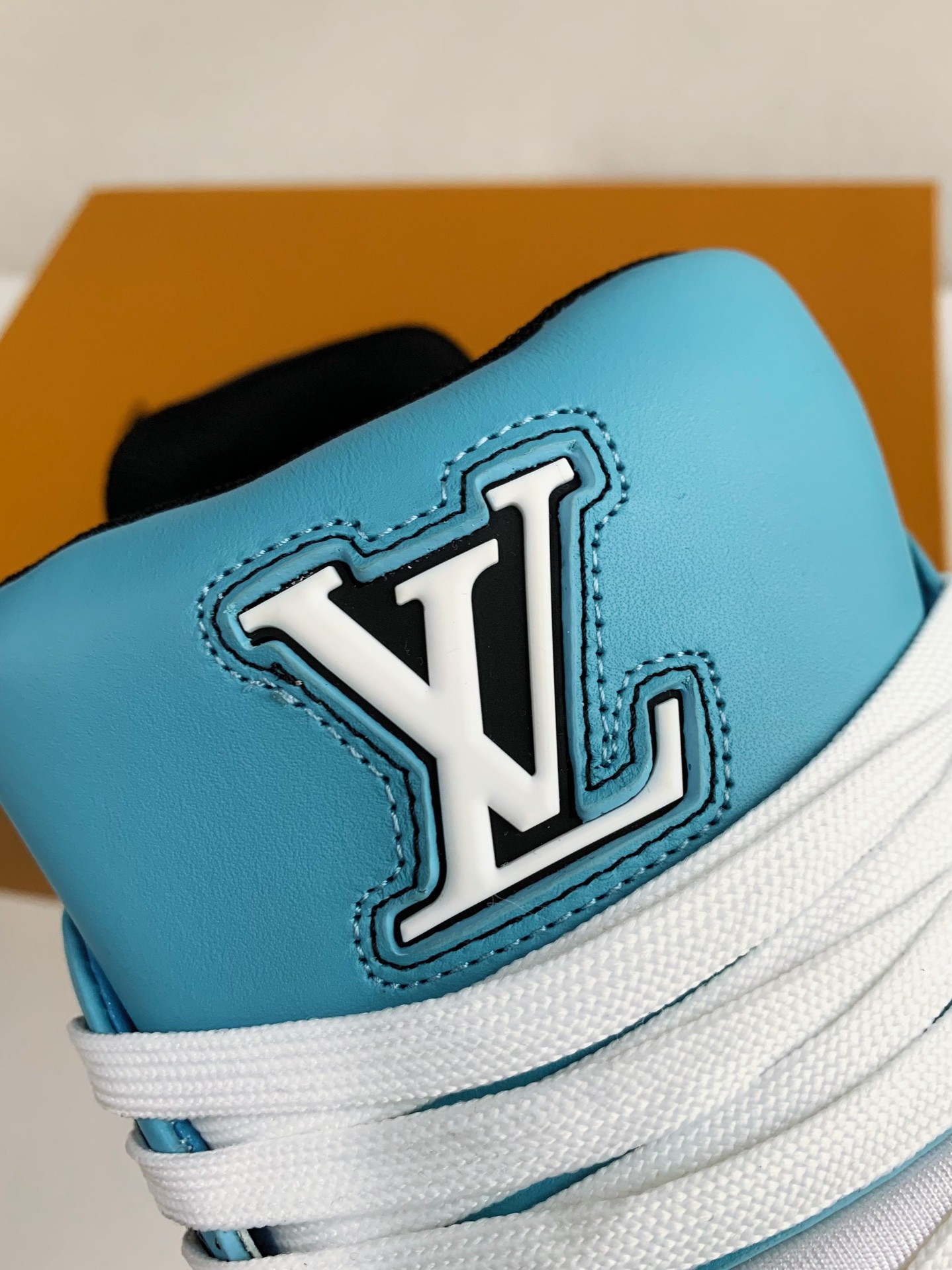 LOUIS VUITTON SNEAKERS