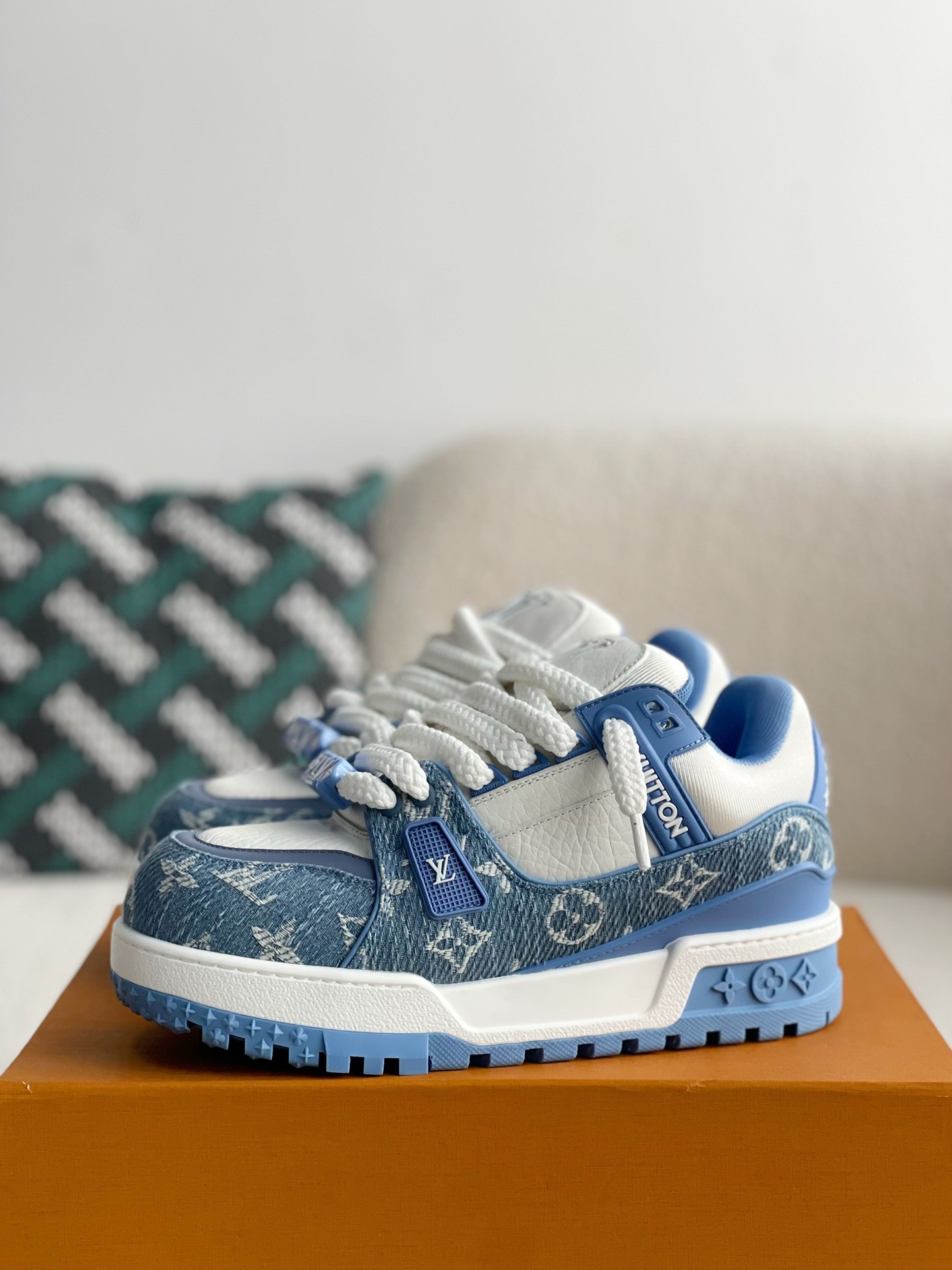 LOUIS VUITTON SNEAKERS