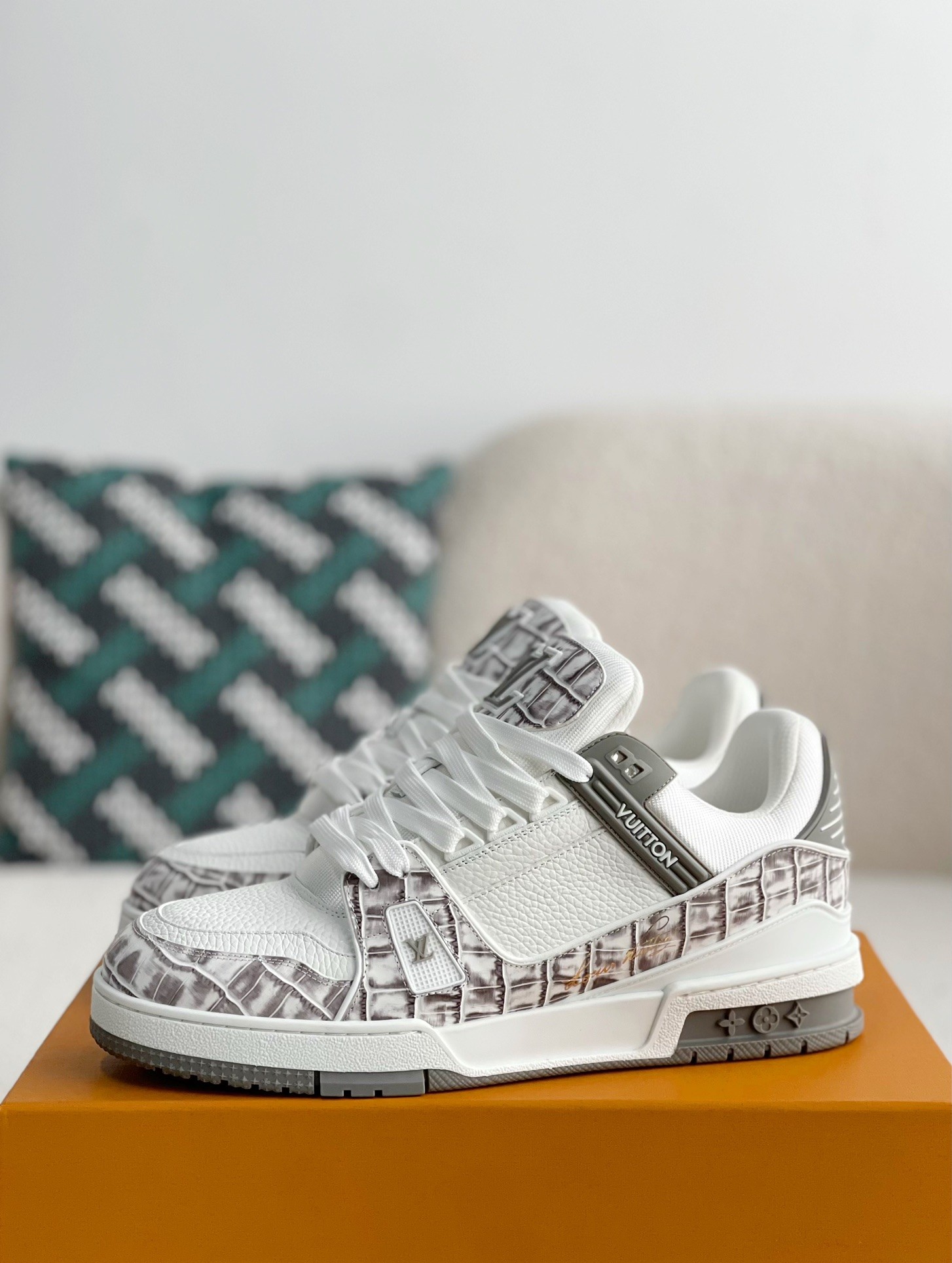 LOUIS VUITTON SNEAKERS