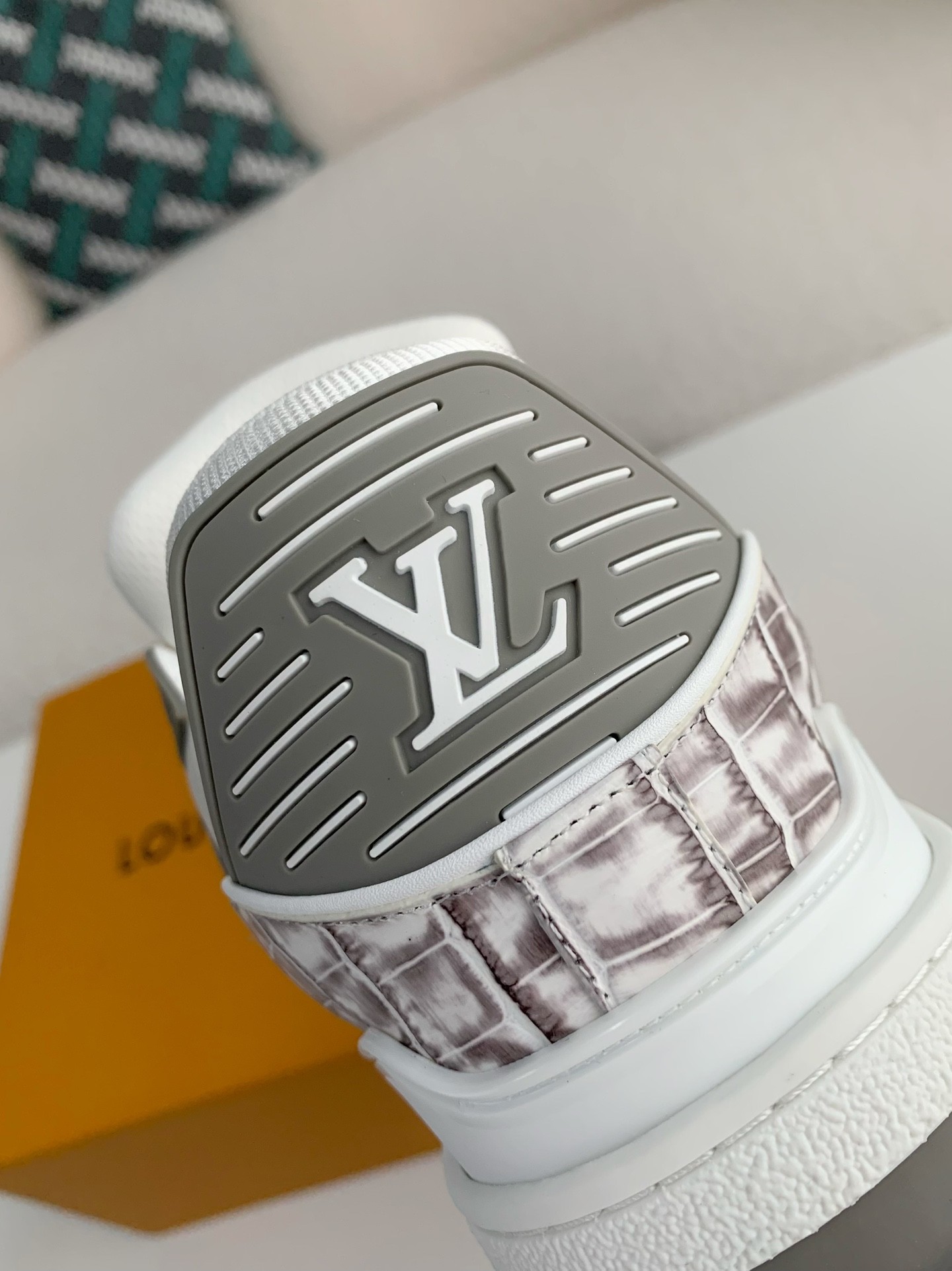 LOUIS VUITTON SNEAKERS